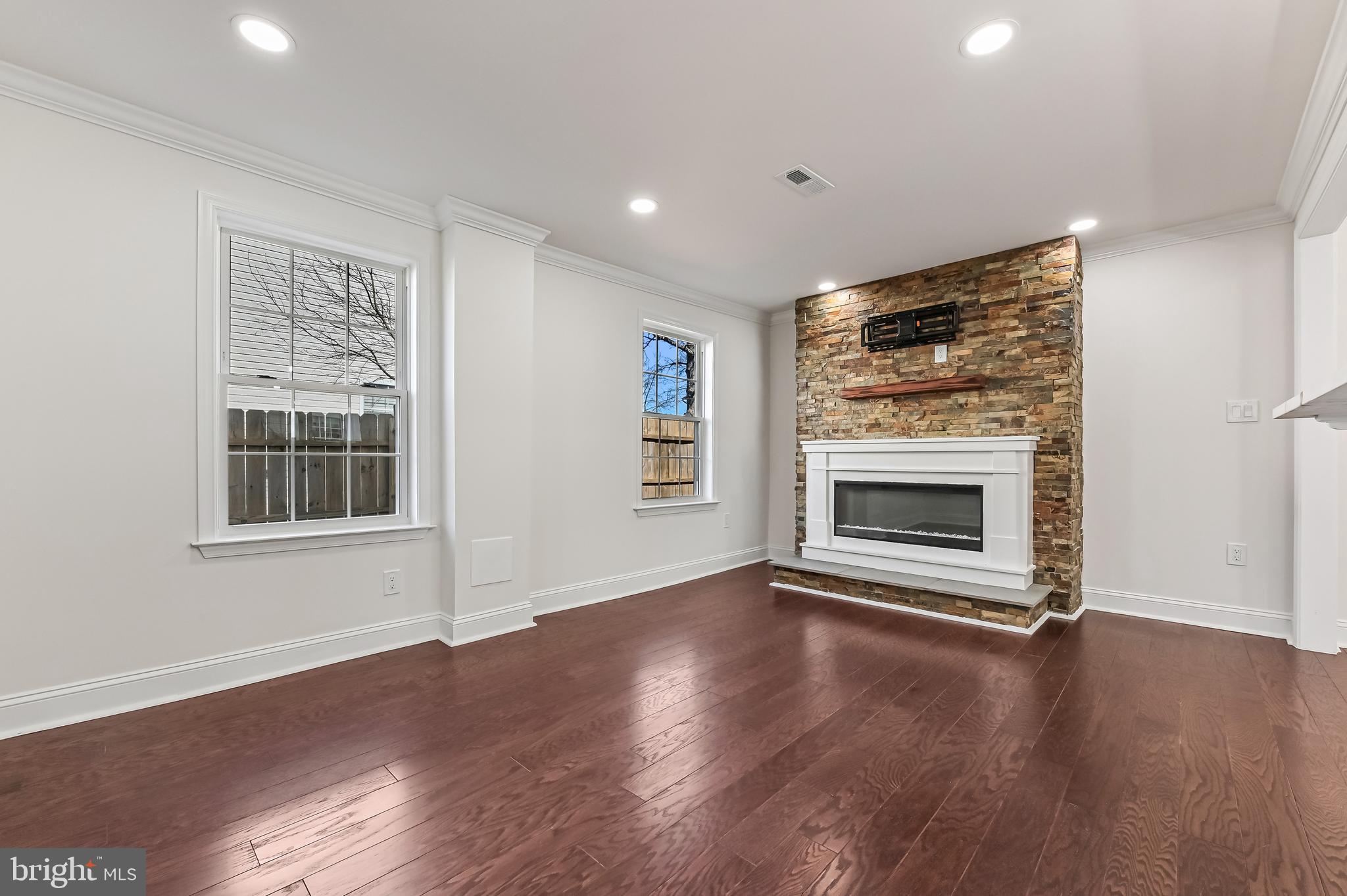 WOODLAND BEACH - Residential