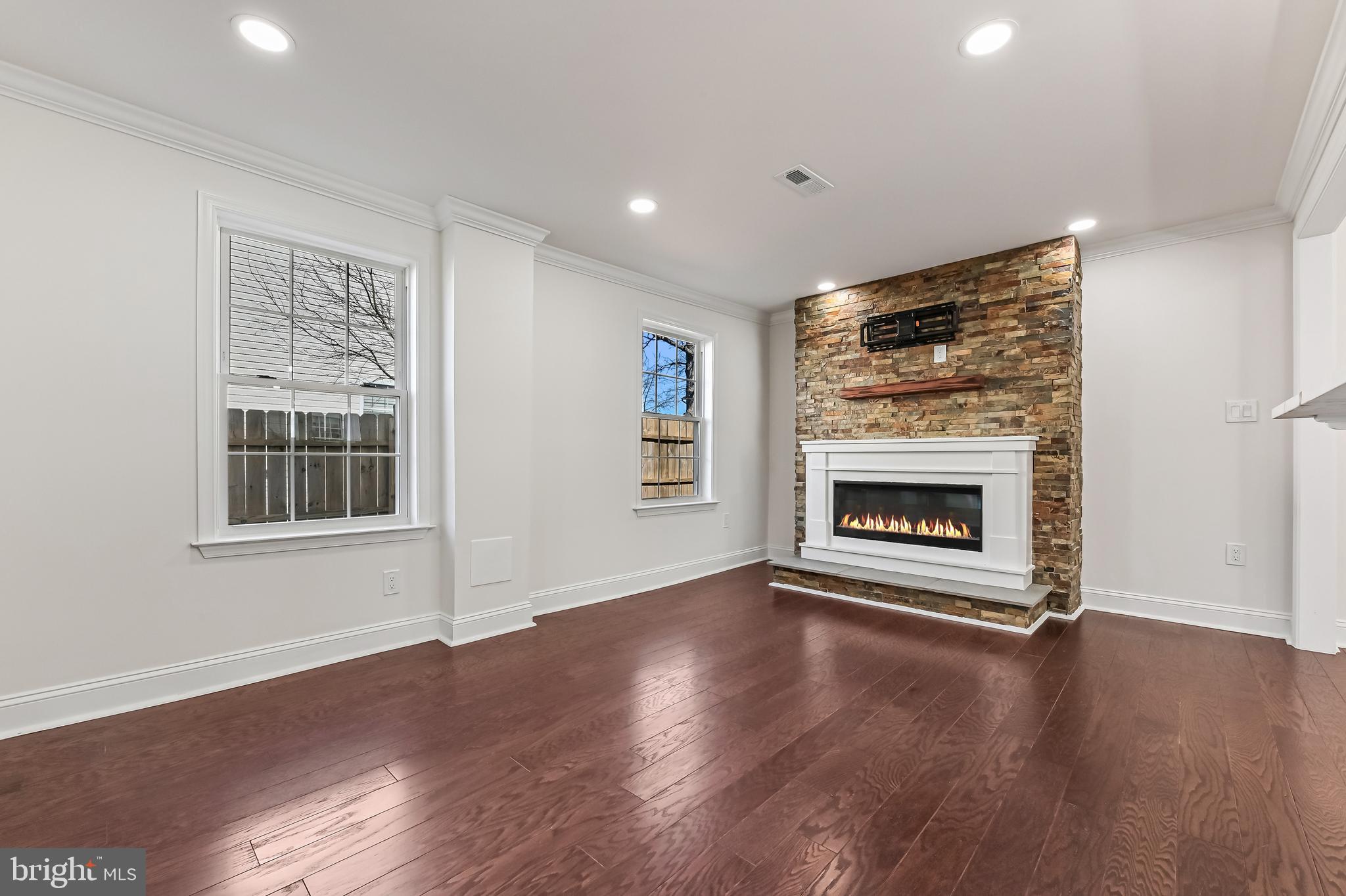 WOODLAND BEACH - Residential