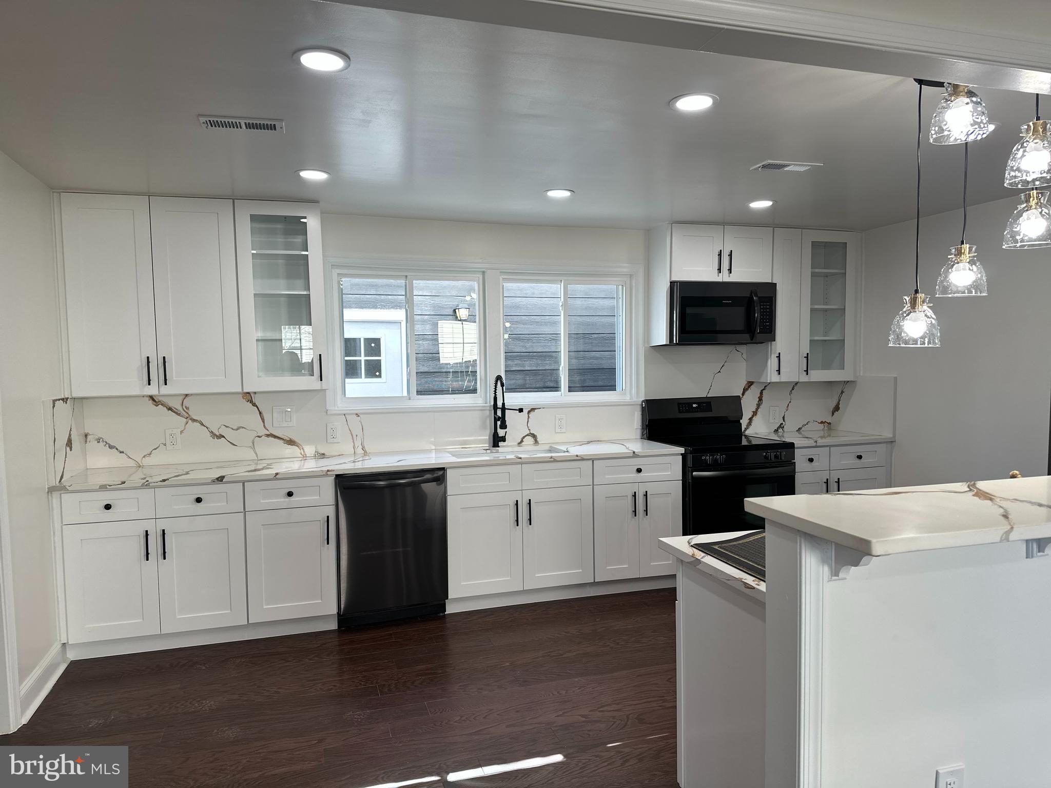 WOODLAND BEACH - Residential