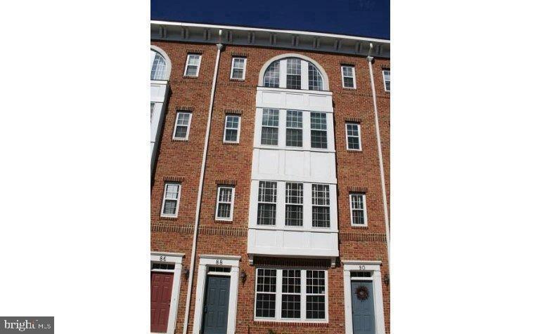 MUST SEE!!  Stunning 3 Bed/2.5 Bath 2 level condo townhouse in prestigious Kentlands!! Walking distance to restaurants, shops and movies, AstraZeneca, and much more,  Larger than most townhouses with 2,881  sqft. Open floorplan. Hardwood floors throughout, updated appliances, countertops, 3 walk-in closets, wet bar, 2nd floor laundry, Trex balcony.