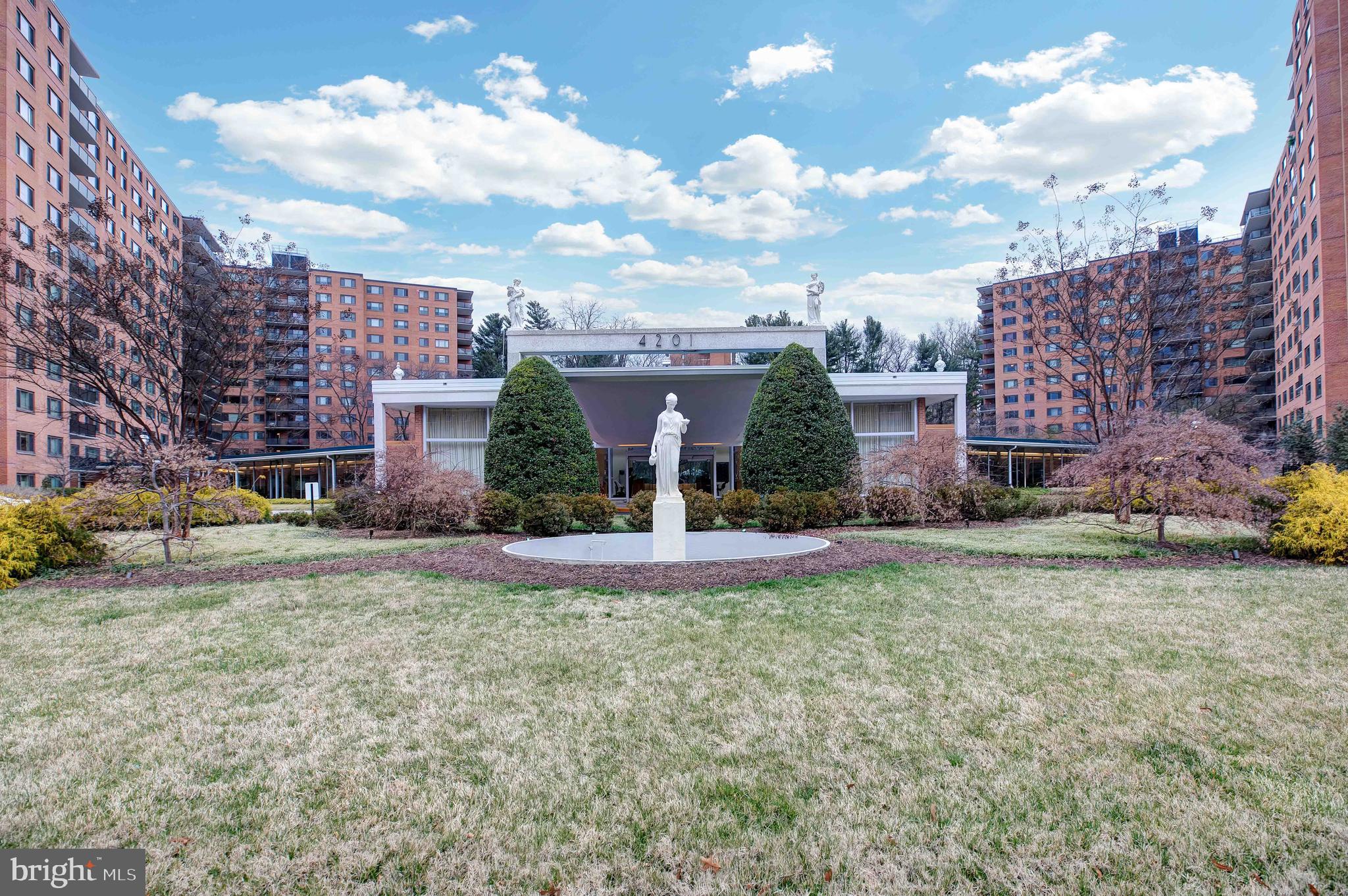 Wonderful 554 s.f. efficiency unit in The Towers. Wood floors. Living room and separate dining area. 
Gas cooking.
Utilities included
Balcony with view of the woods. 
Garage space P2-369 included along with the 10 x 10 storage unit.
Available April 26th

Unit being painted.