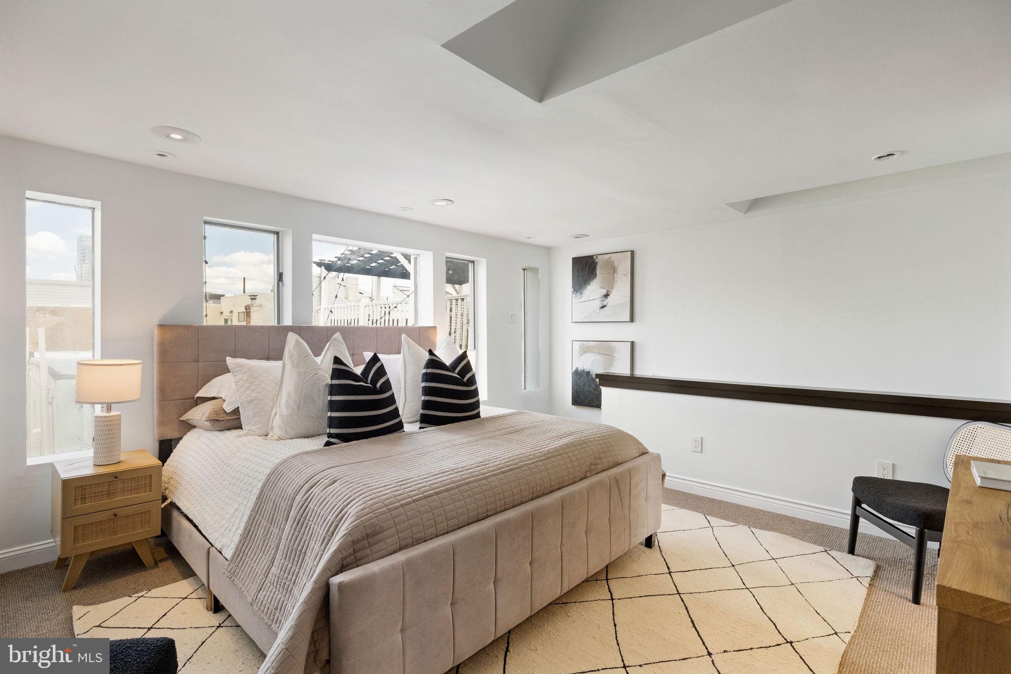 QUEEN VILLAGE - Residential
