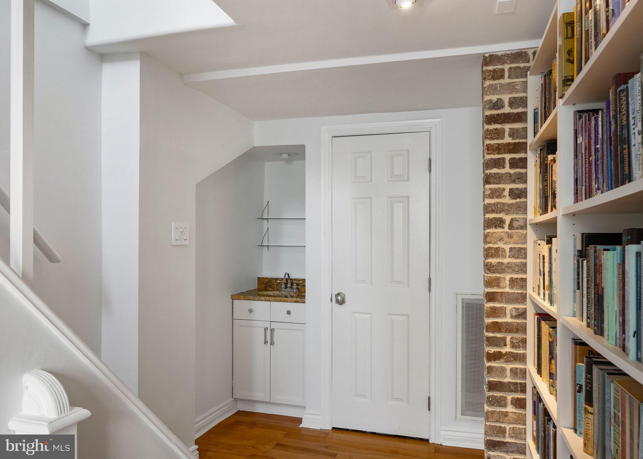 QUEEN VILLAGE - Residential