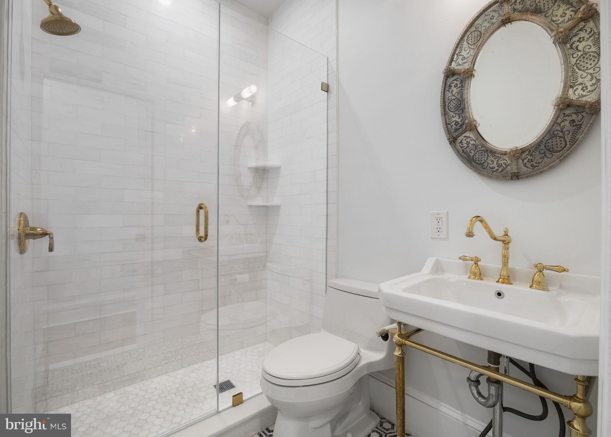 QUEEN VILLAGE - Residential