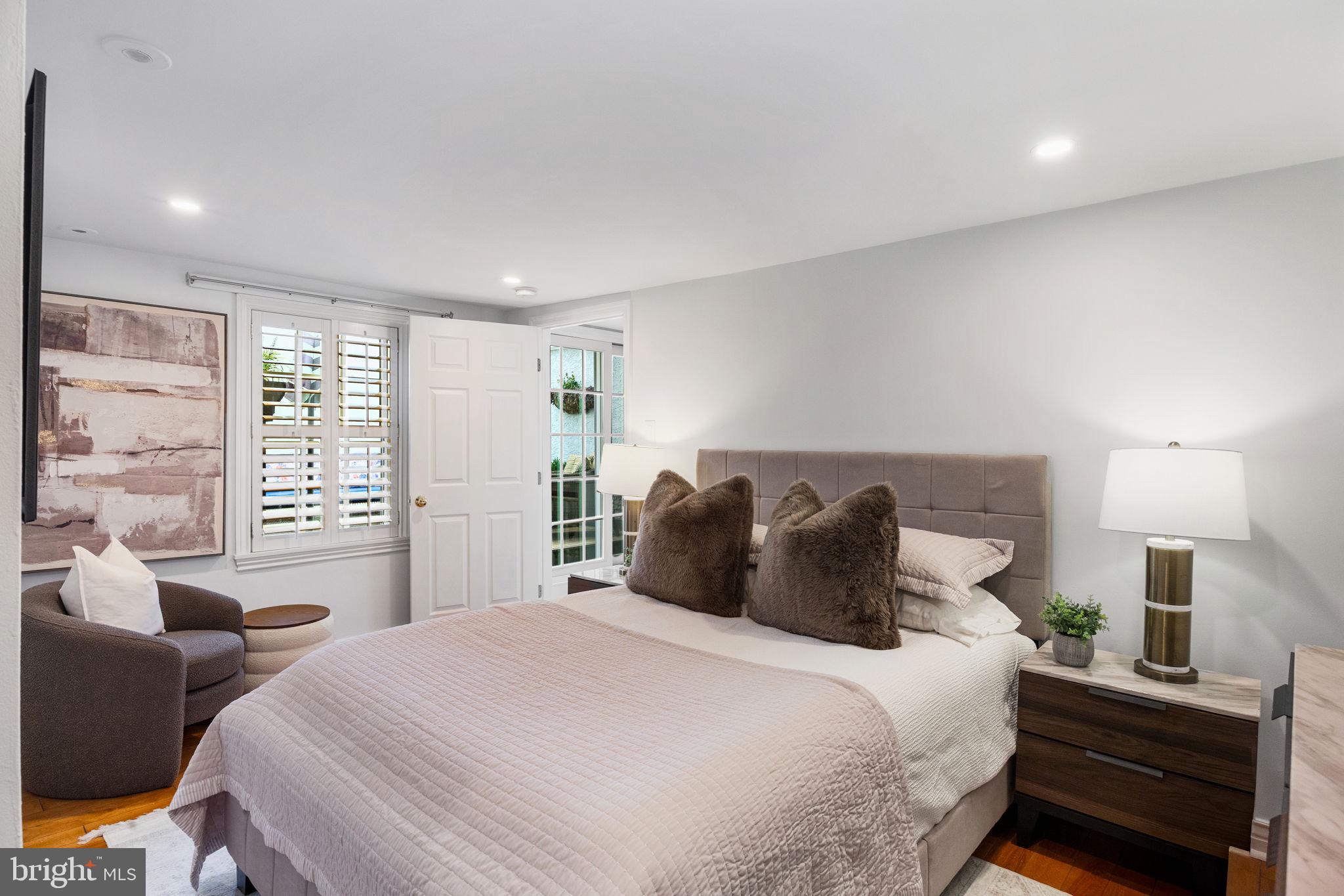 QUEEN VILLAGE - Residential