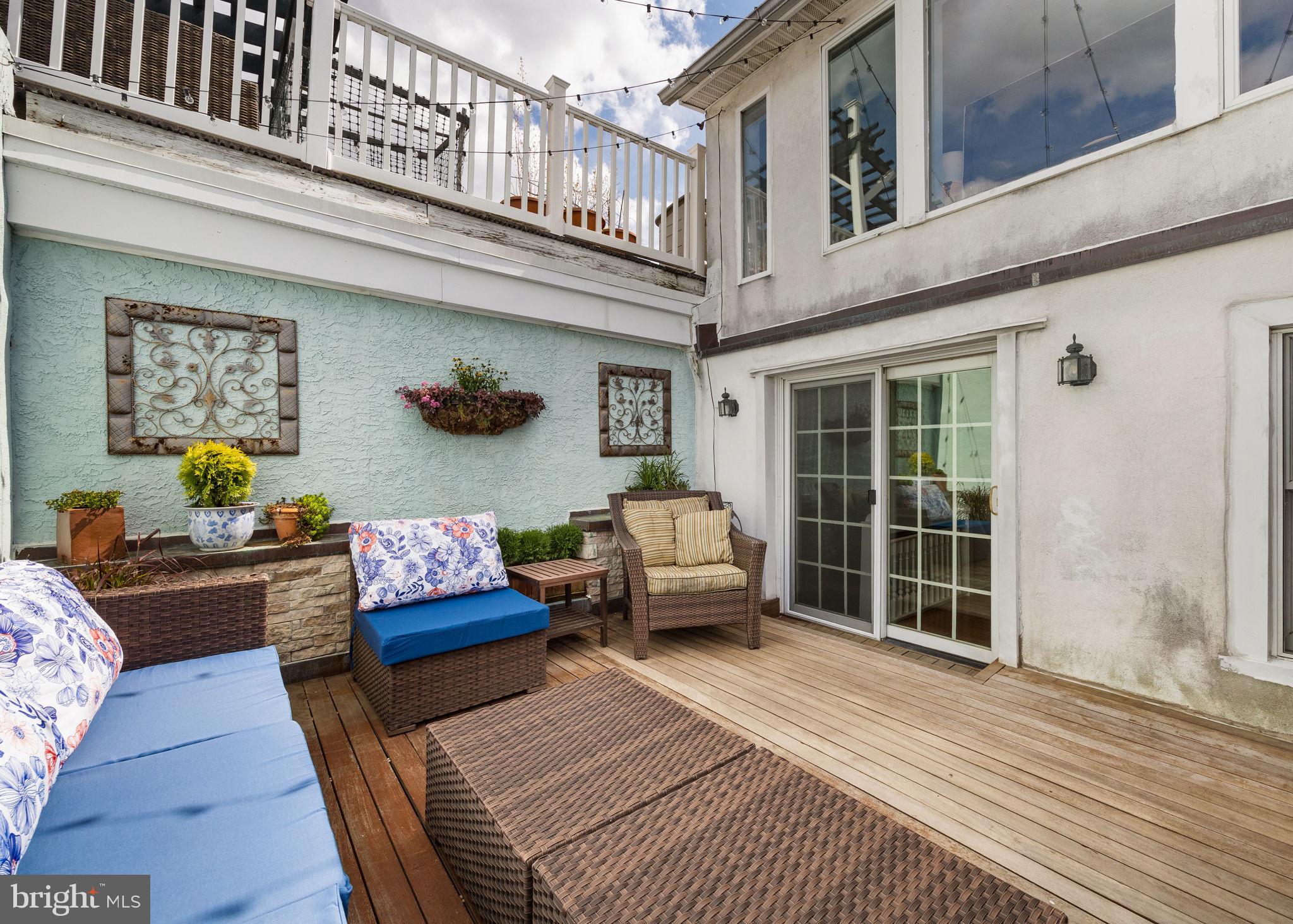 QUEEN VILLAGE - Residential