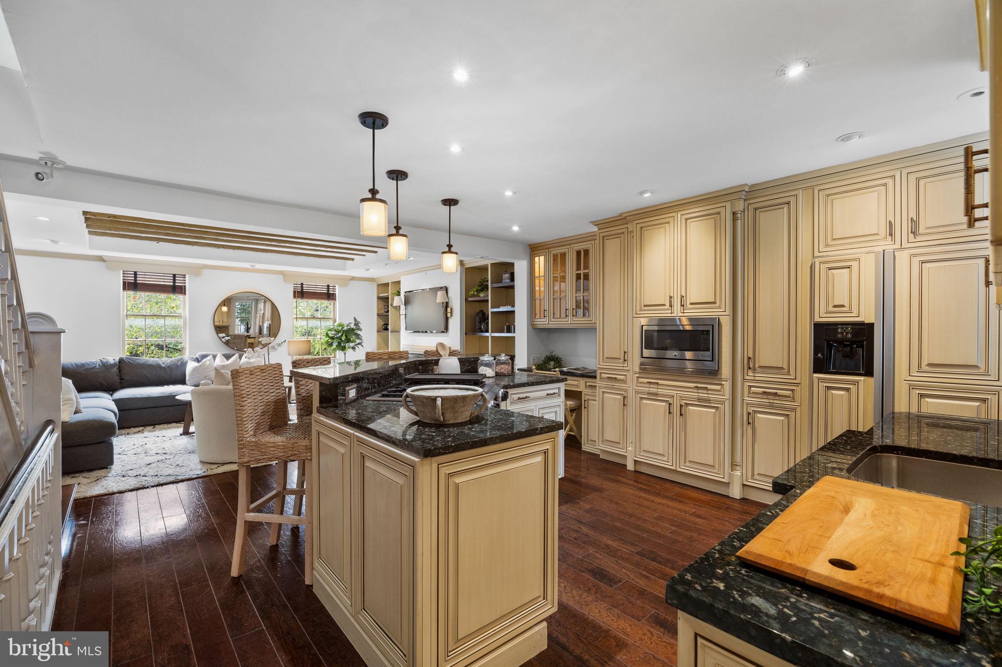 QUEEN VILLAGE - Residential