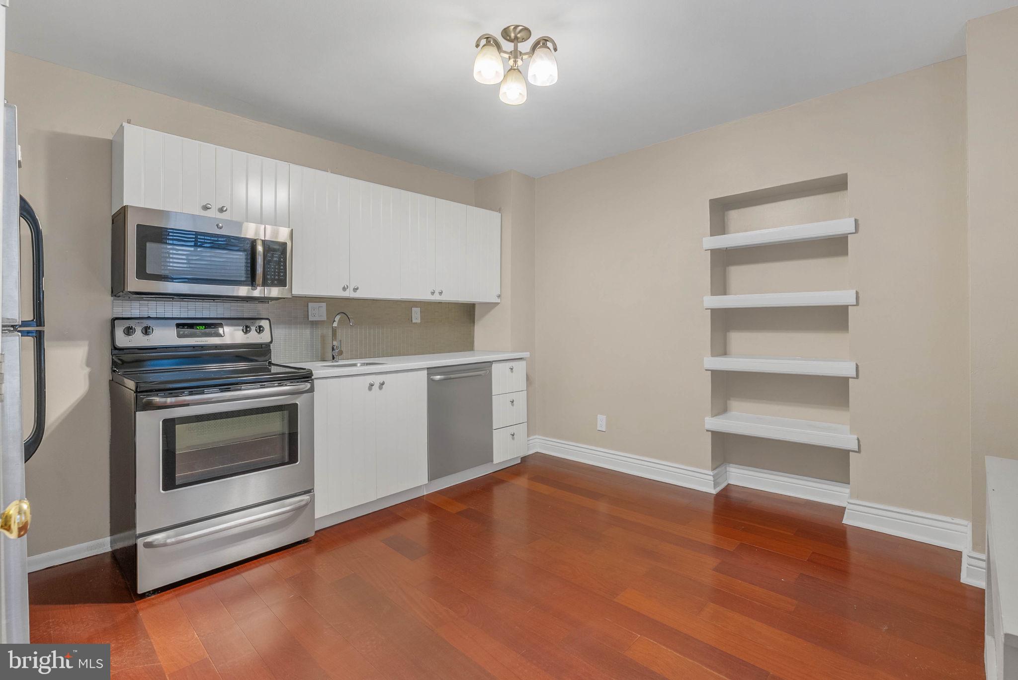 QUEEN VILLAGE - Residential