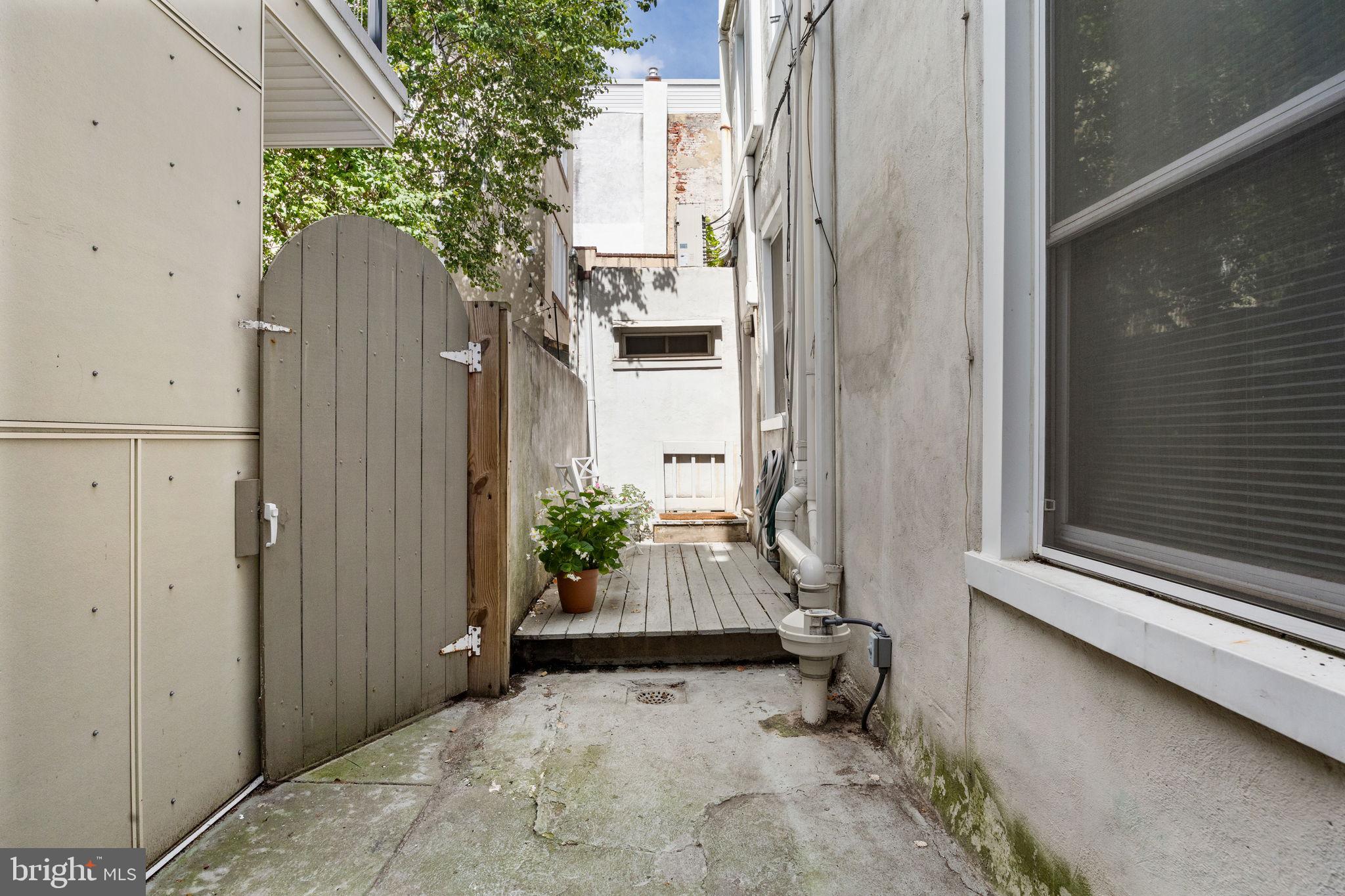 QUEEN VILLAGE - Residential