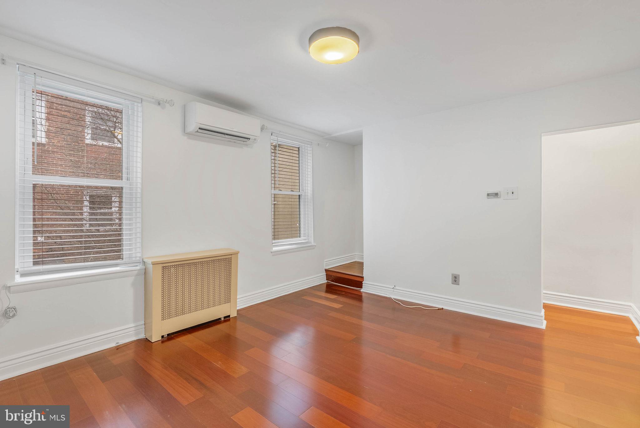 QUEEN VILLAGE - Residential