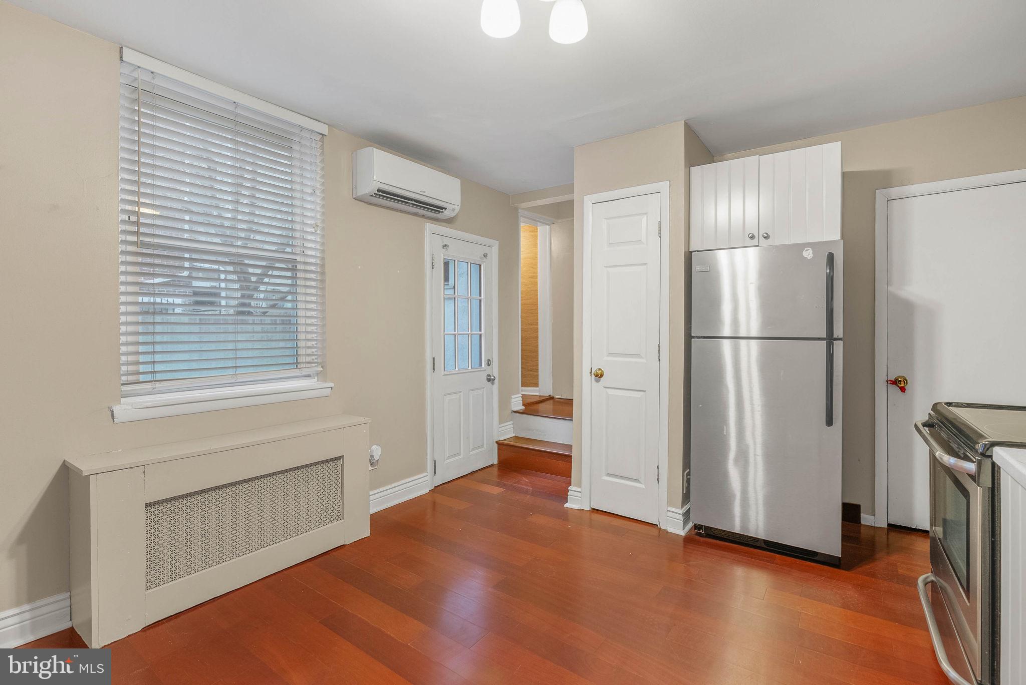 QUEEN VILLAGE - Residential