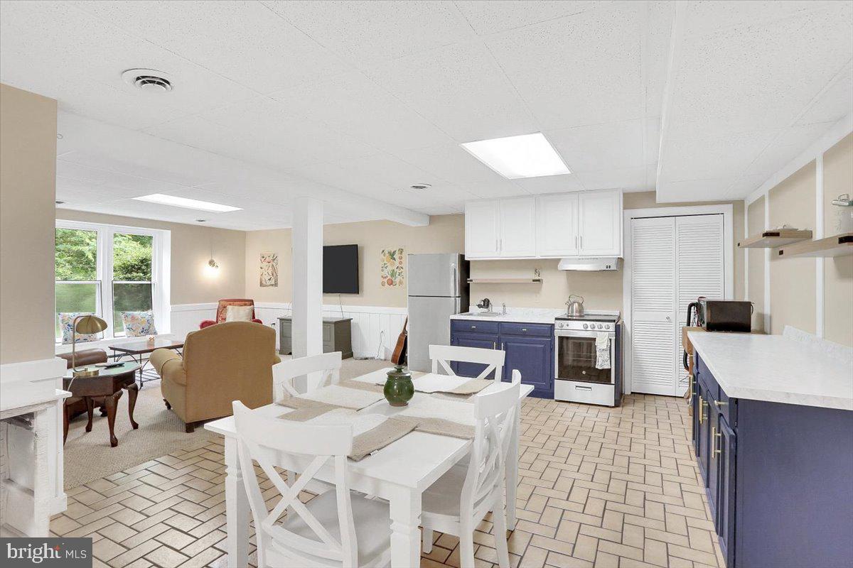 HAMPDEN SQUARE - Residential