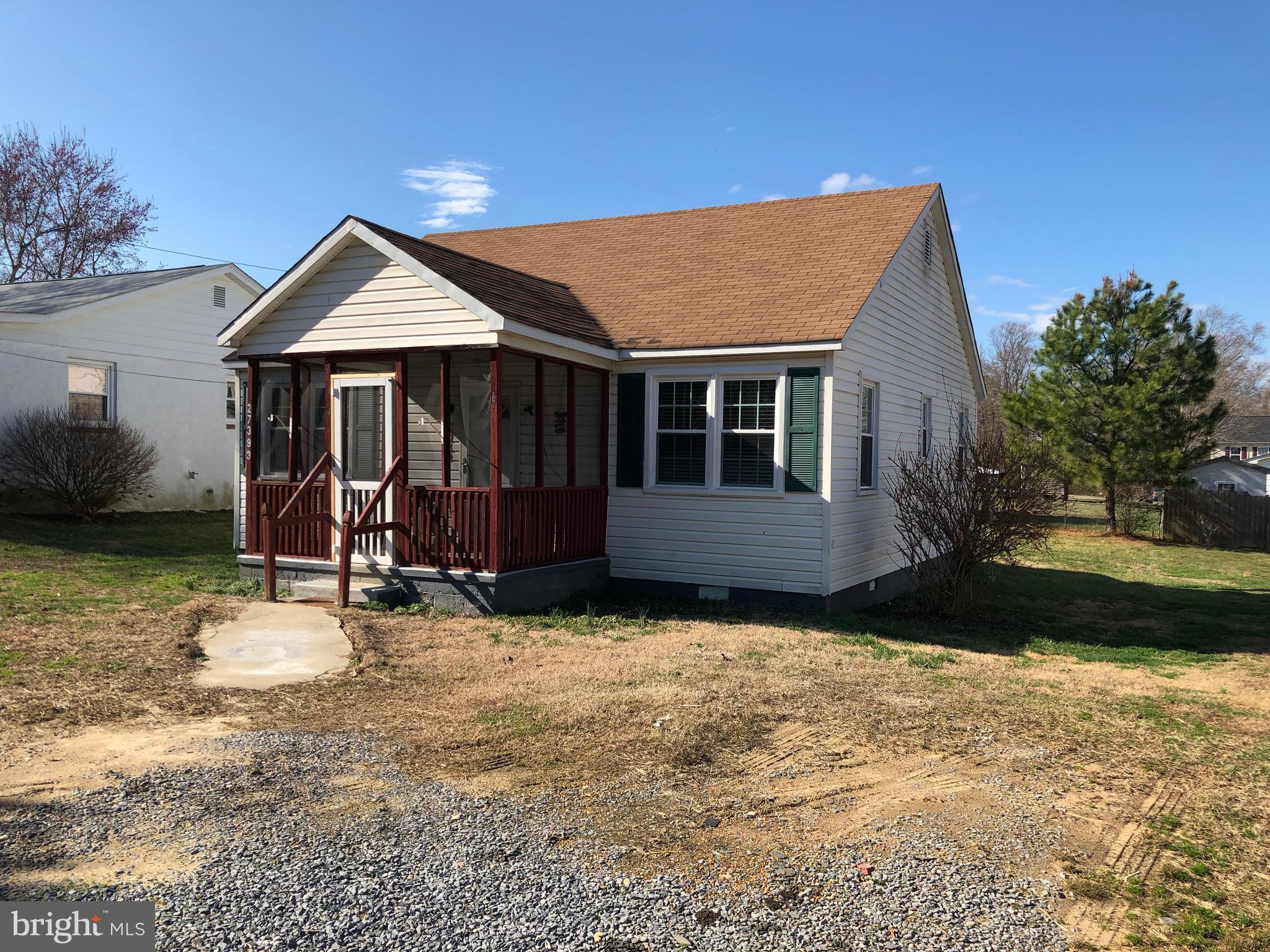 Cozy 2 bedrooms,1 bath ramble, living room, dining room, kitchen.