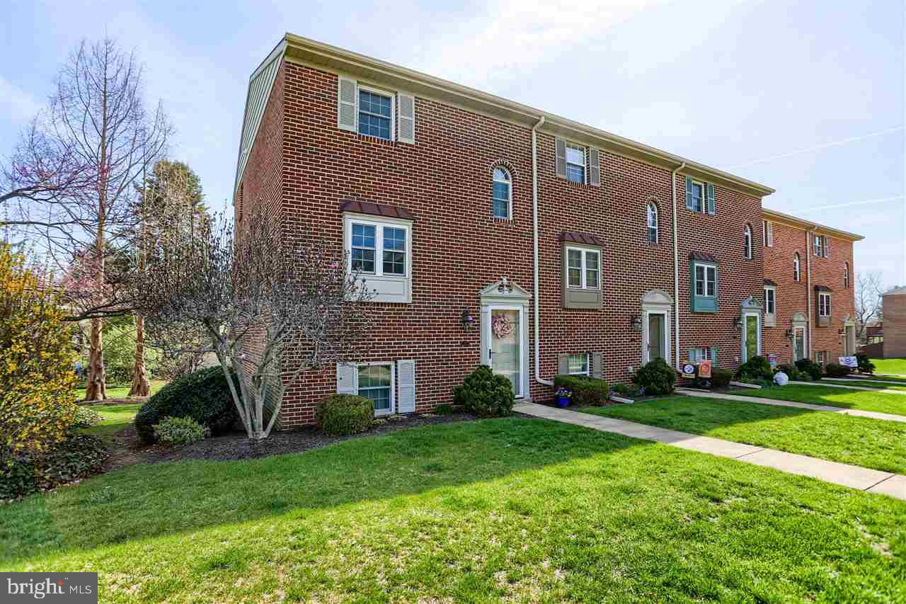 Pride of ownership is evident throughout this immaculate end unit condo! Must see custom kitchen and baths, large living room/dining room combo w/deck access. Finished walk out lower level with additional bedroom, family room and  patio area. Super convenient location minutes from shopping and schools. This one surely won't disappoint.
