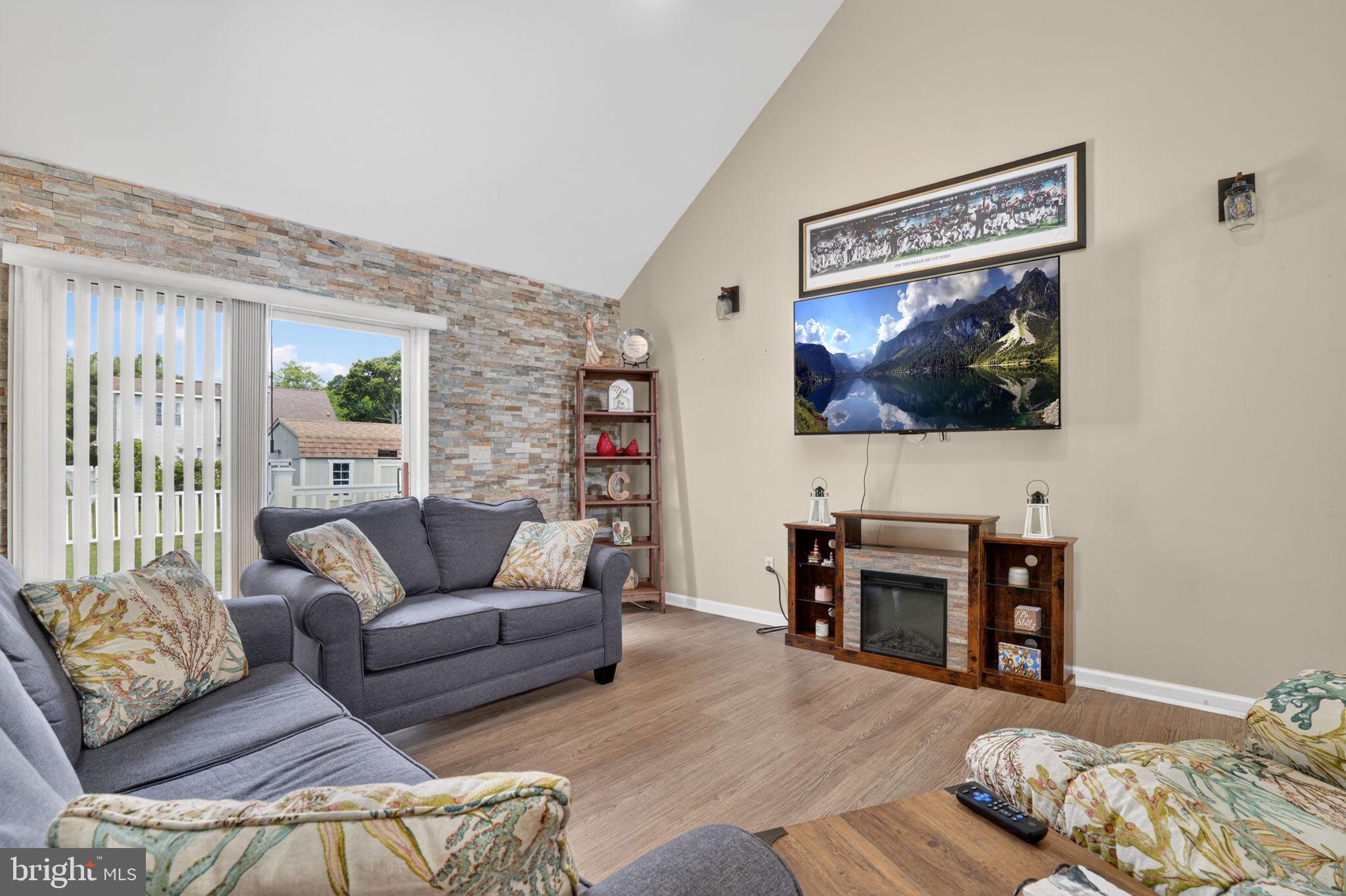 CAPTAIN'S COVE - Residential