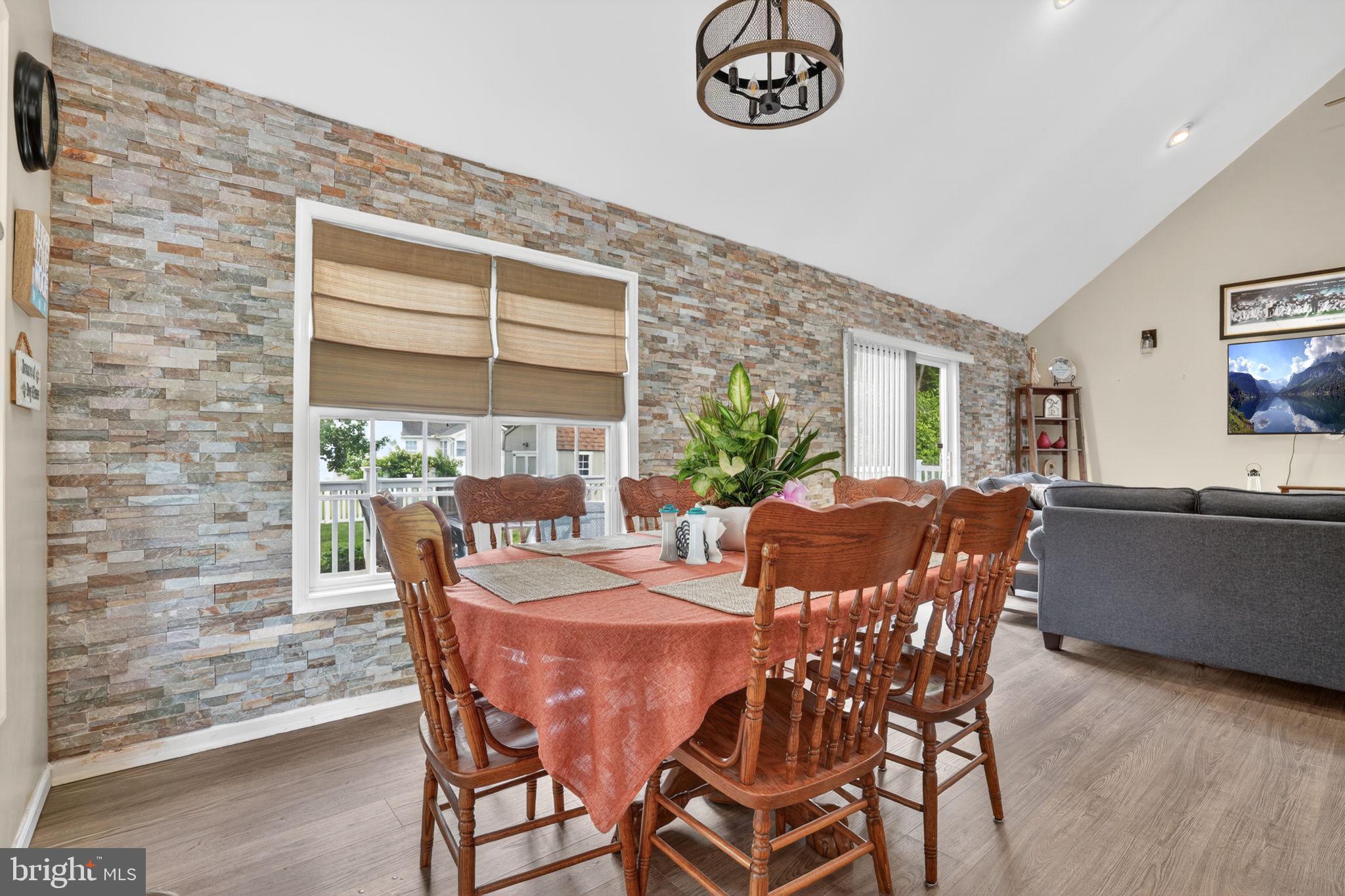 CAPTAIN'S COVE - Residential