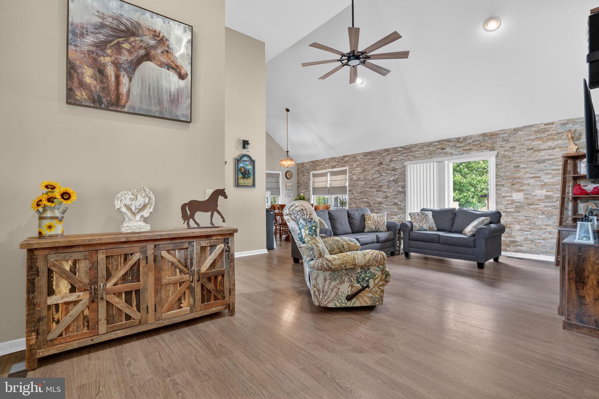 CAPTAIN'S COVE - Residential