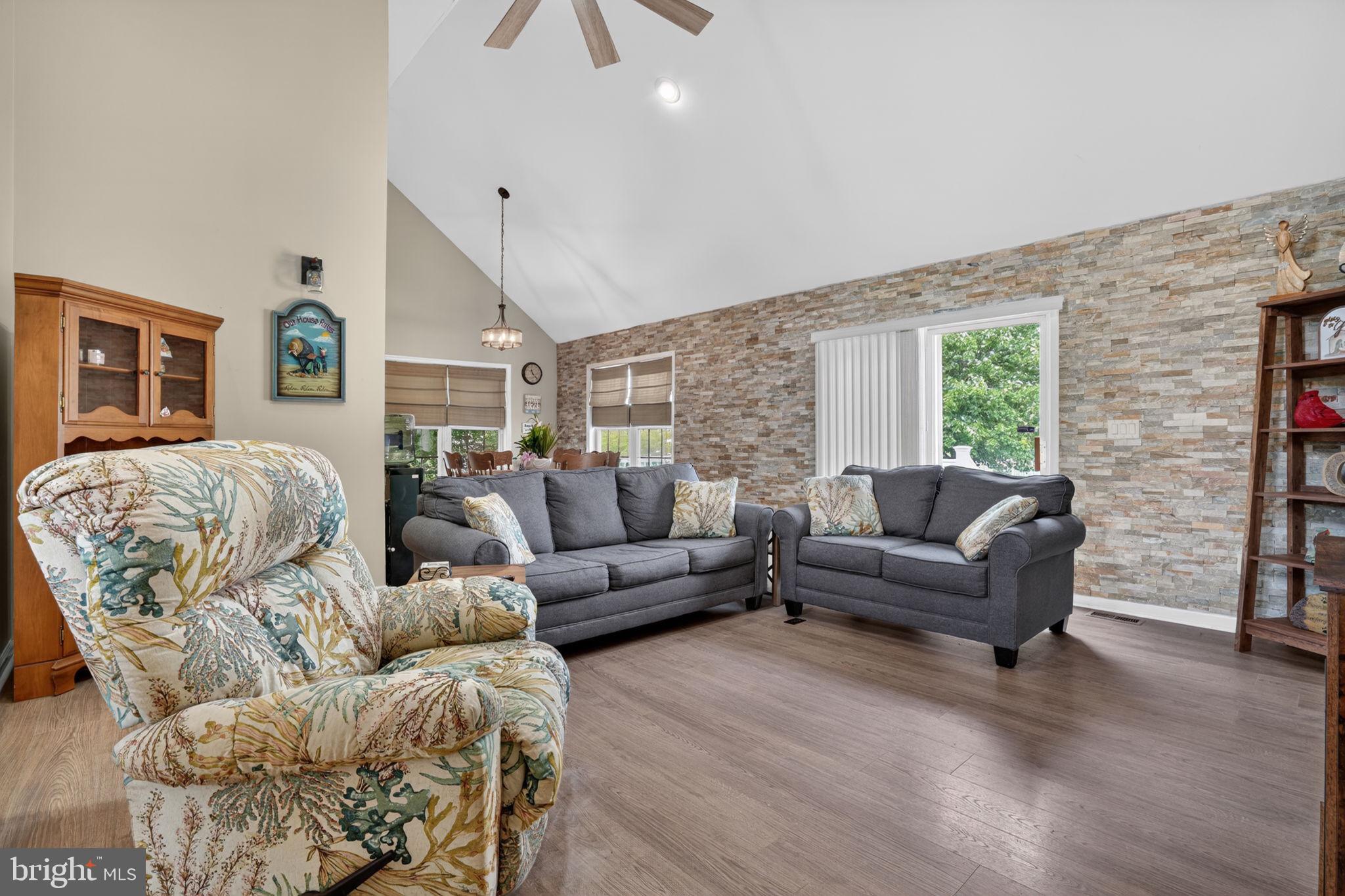 CAPTAIN'S COVE - Residential