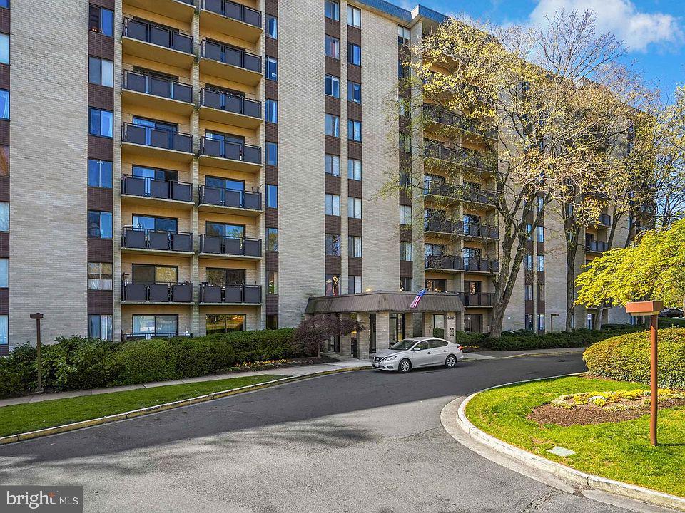 ***BACK ON THE MARKET!!! DUE TO BUYER’S FINANCING***EXCELLENT LOCATION***CLOSE TO SCHOOLS, SHOPPING AND TRANSPORTATION***MINUTES TO DC, OLD TOWN. i-495, TYSONS CORNER,  ETC***GREAT UNIT IN EXCELLENT CONDITION***NEW UPDATES INCLUDE TO BATHROOM AND KITCHEN***NEW FLOORING, INCLUDING NEW UPGRADED CARPETING***ALL STAINLESS STEEL APPLIANCES***CONDO FEE INCLUDES ALL UTILITIES***TAKE ADVANTAGE OF THIS LOW AFFORDABLE PRICE!!!