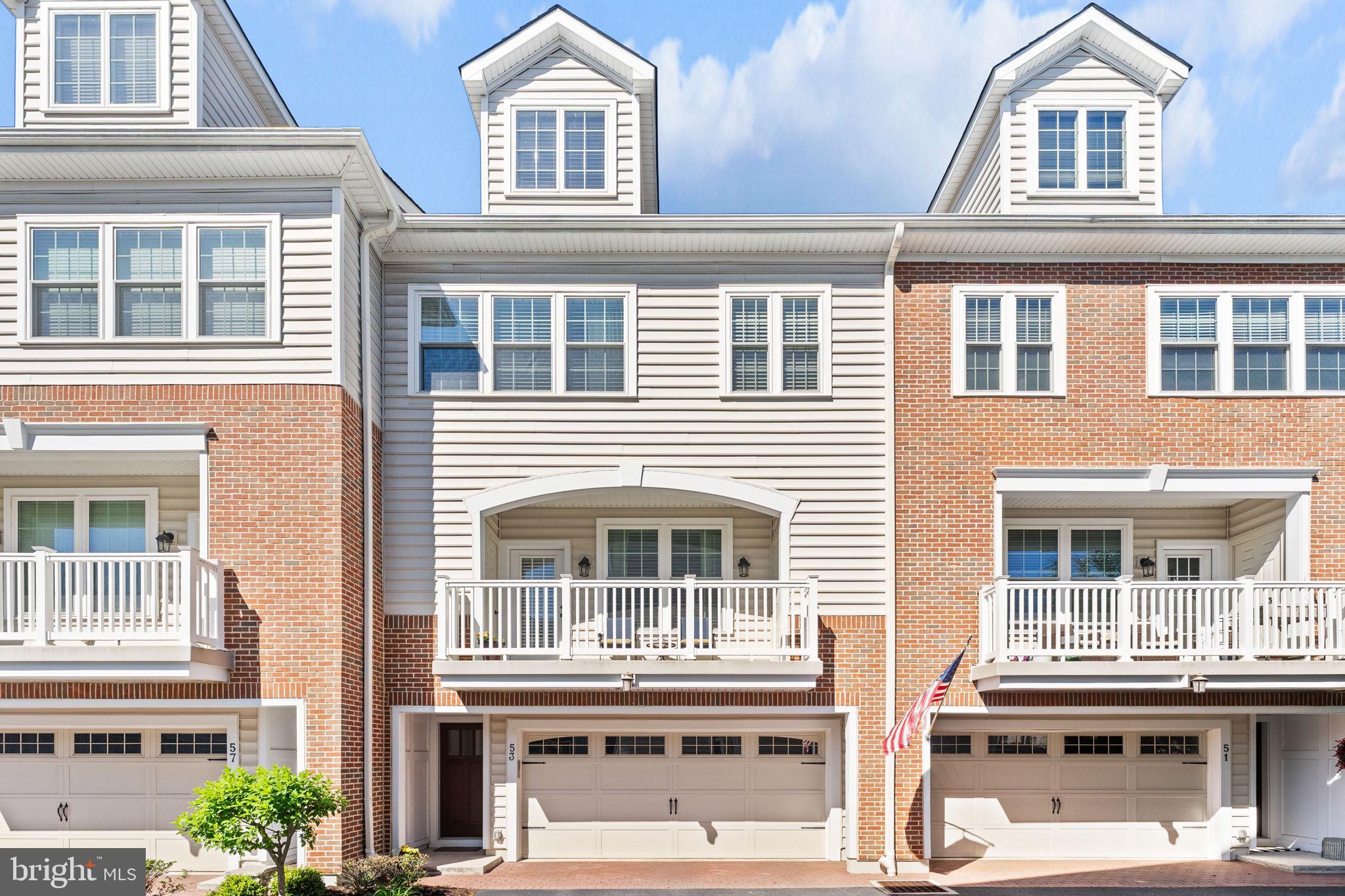 VILLAGE SQUARE - Residential