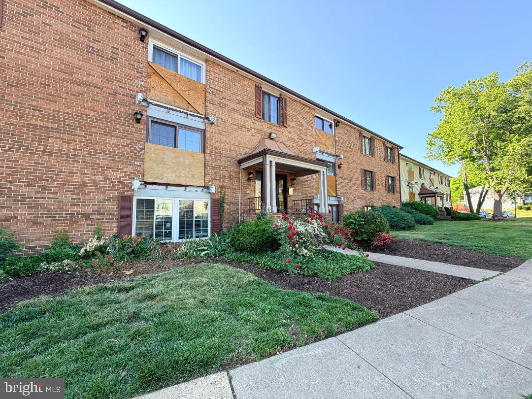 This bright, sun-filled 2-bedroom, 2-bathroom condo offers stunning views of the community lake. Featuring spacious bedrooms, a kitchen with a breakfast bar, and an in-unit washer and dryer, this home is ready for immediate move-in. Conveniently located near local shopping and restaurants.

Available for immediate showing. The unit is vacant and can be shown anytime—please use Showtime to schedule a viewing.