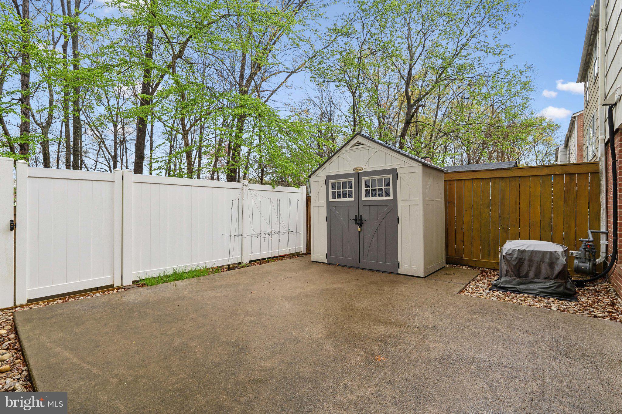 PINEWOOD LAKE - Residential Lease