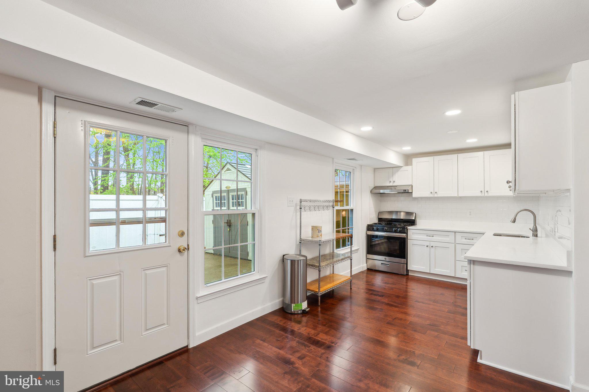 PINEWOOD LAKE - Residential Lease