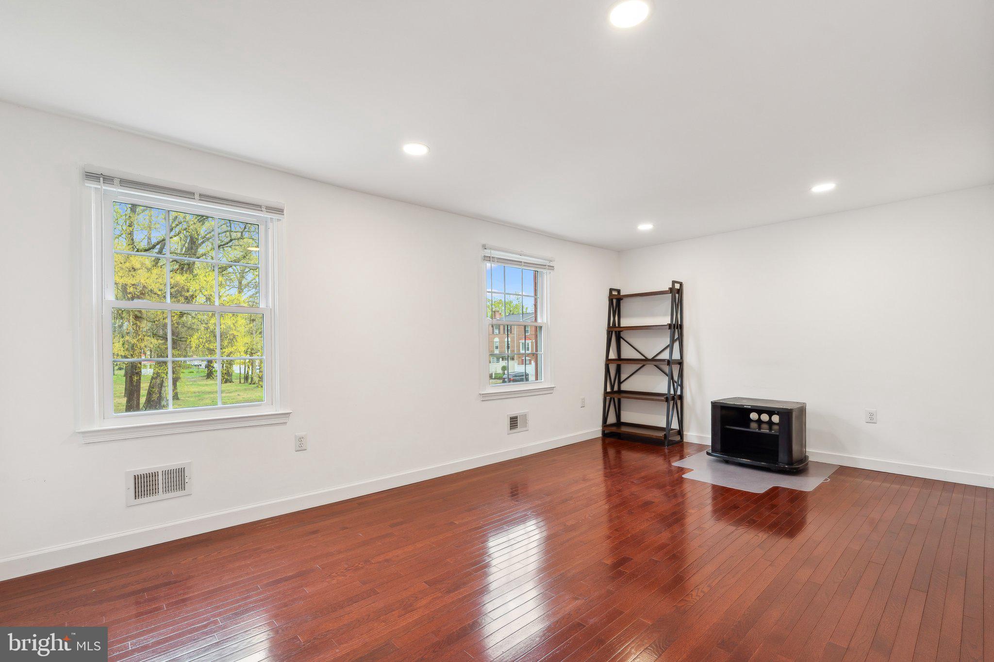 PINEWOOD LAKE - Residential Lease