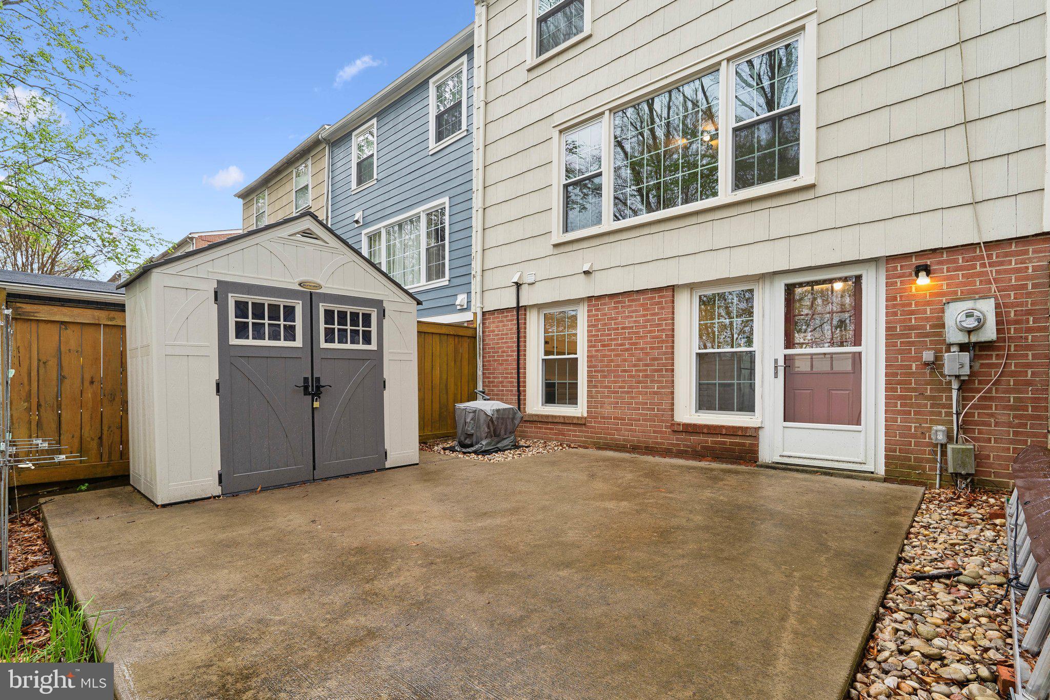 PINEWOOD LAKE - Residential Lease