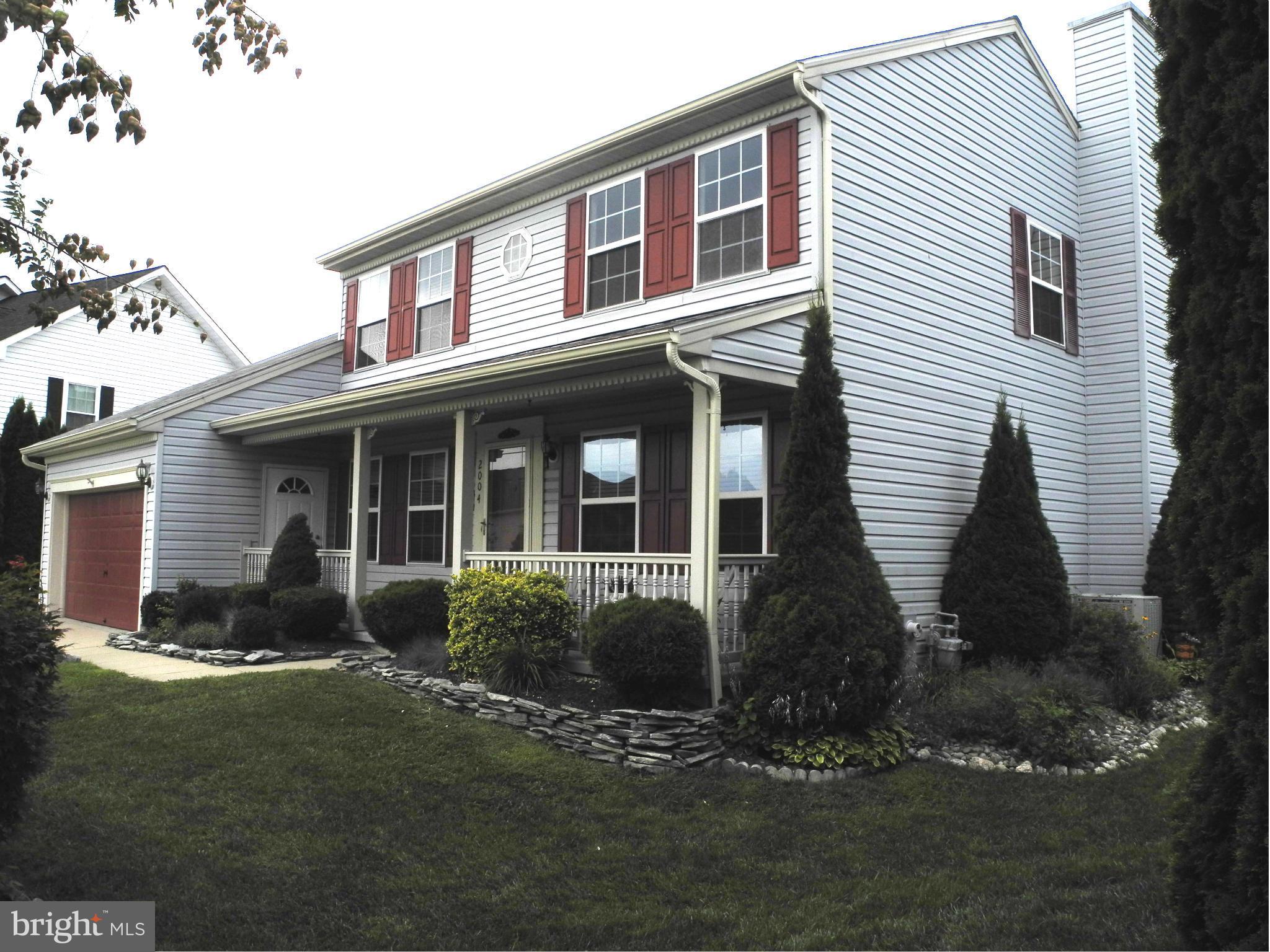 VERSATILE FLOOR PLAN FEATURES 2189 SQ FT CUL DE SAC HOME IN  SOUGHT AFTER HAMLET OF FOREST LAKES;  2 MASTER BDRMS W/BATH (1 ON MAIN LEVEL);  SPACIOUS SUN ROOM W/NEW ROOF; GORGEOUS  YARD, DECK;   NEW VINYL FENCED YARD; NEUTRAL CARPET IN LR, DR, MASTER BDRM, STAIRS; NEW SUMP PUMP, LIFETIME WATER PROOFED BASEMENT VINYL FLOORED GARAGE; MAIN LEVEL LAUNDRY. COMMUTER DREAM LOCATION.