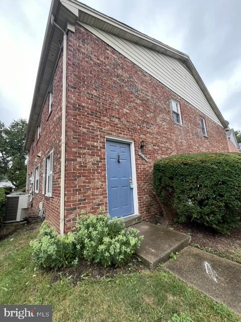 Newly renovated 2-bed, 1-bath unit featuring upgraded kitchen cabinets, granite countertops, and a fully upgraded bathroom. New tiled flooring in the dining area and kitchen. Conveniently located within easy commute of shops and the I-95 corridor.