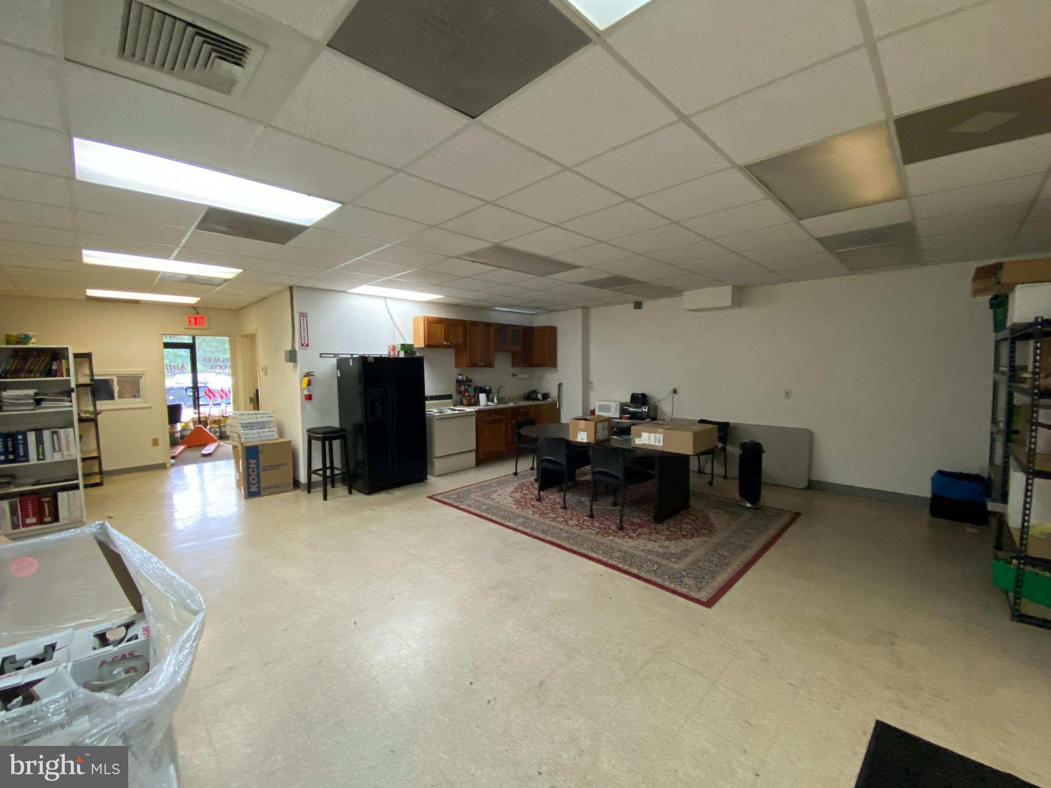 WELLINGTON BUSINESS CENTER - Commercial Lease