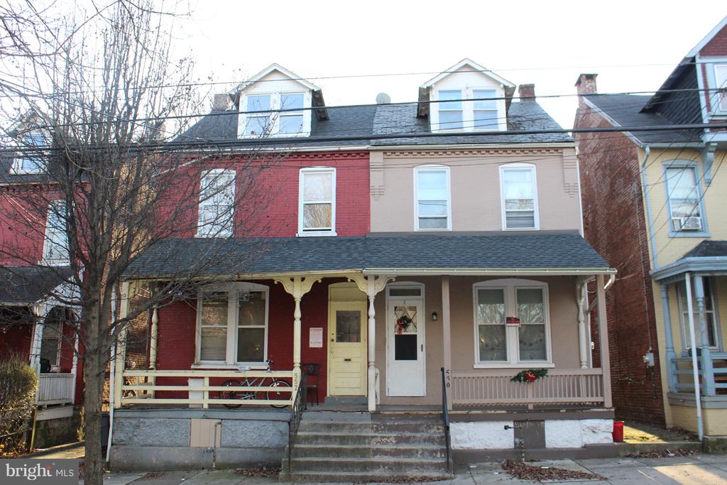 2 UNIT APARTMENT. GREAT CASH FLOW.UNIT 2 HAS BEEN RECENTLY UPDATED. FULLY OCCUPIED.SEPARATE HEAT AND ELECTRIC.REPLACEMENT WINDOWS. NEWER R