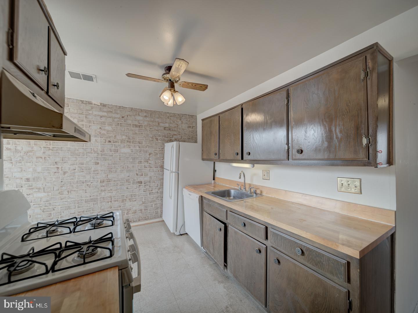 HUNTLEY SQUARE CONDOMINIUMS - Residential