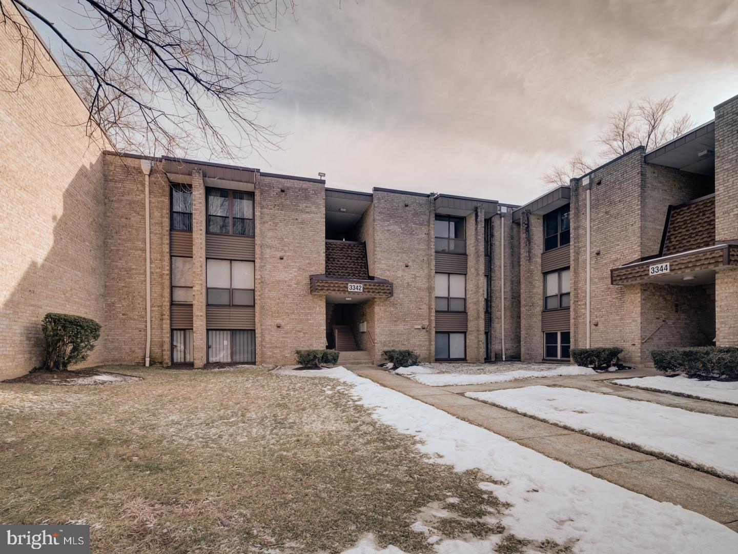 HUNTLEY SQUARE CONDOMINIUMS - Residential
