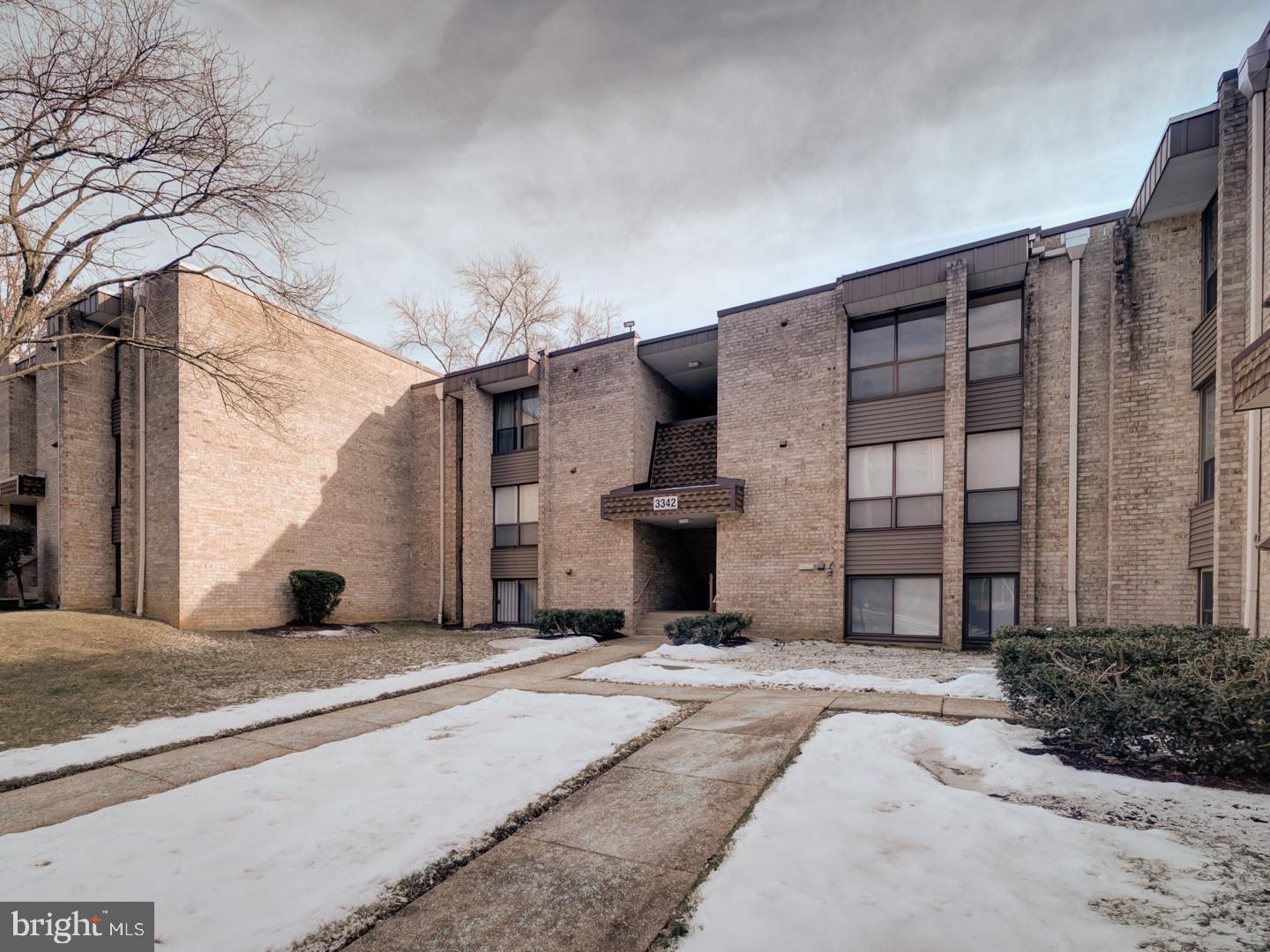 HUNTLEY SQUARE CONDOMINIUMS - Residential