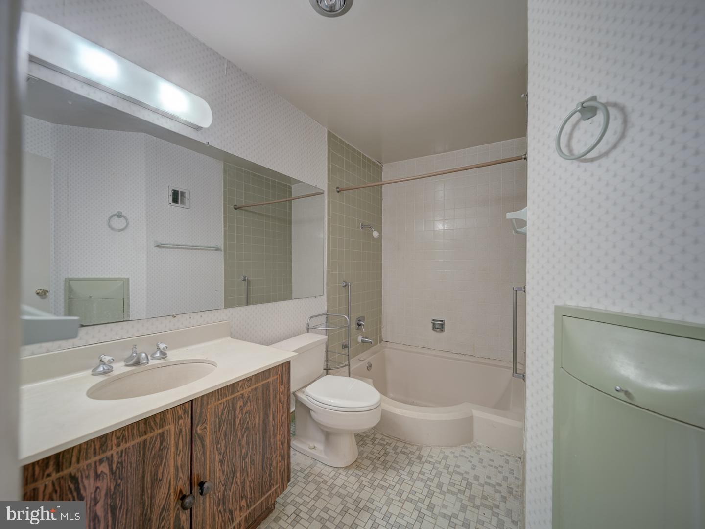 HUNTLEY SQUARE CONDOMINIUMS - Residential