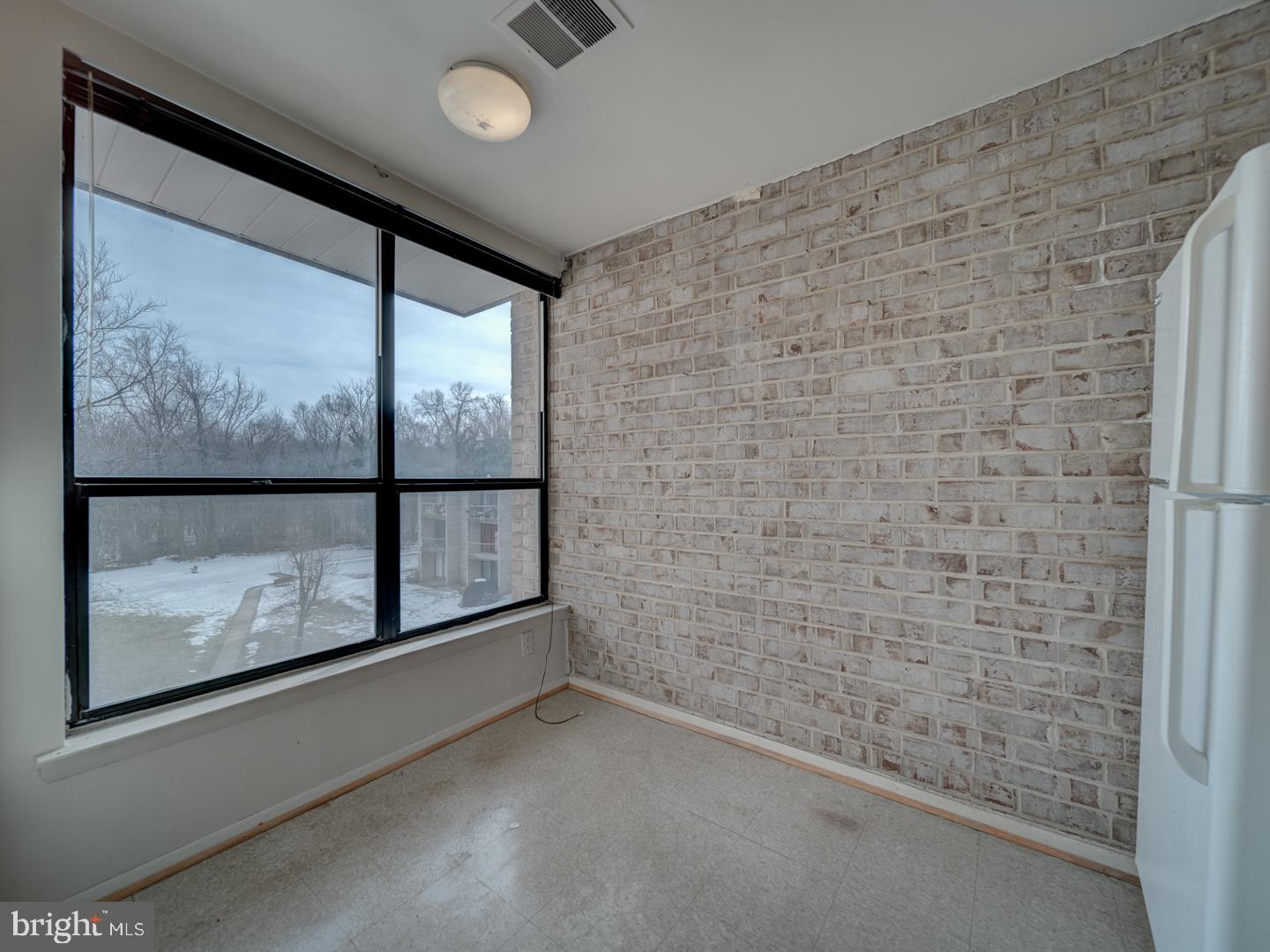 HUNTLEY SQUARE CONDOMINIUMS - Residential