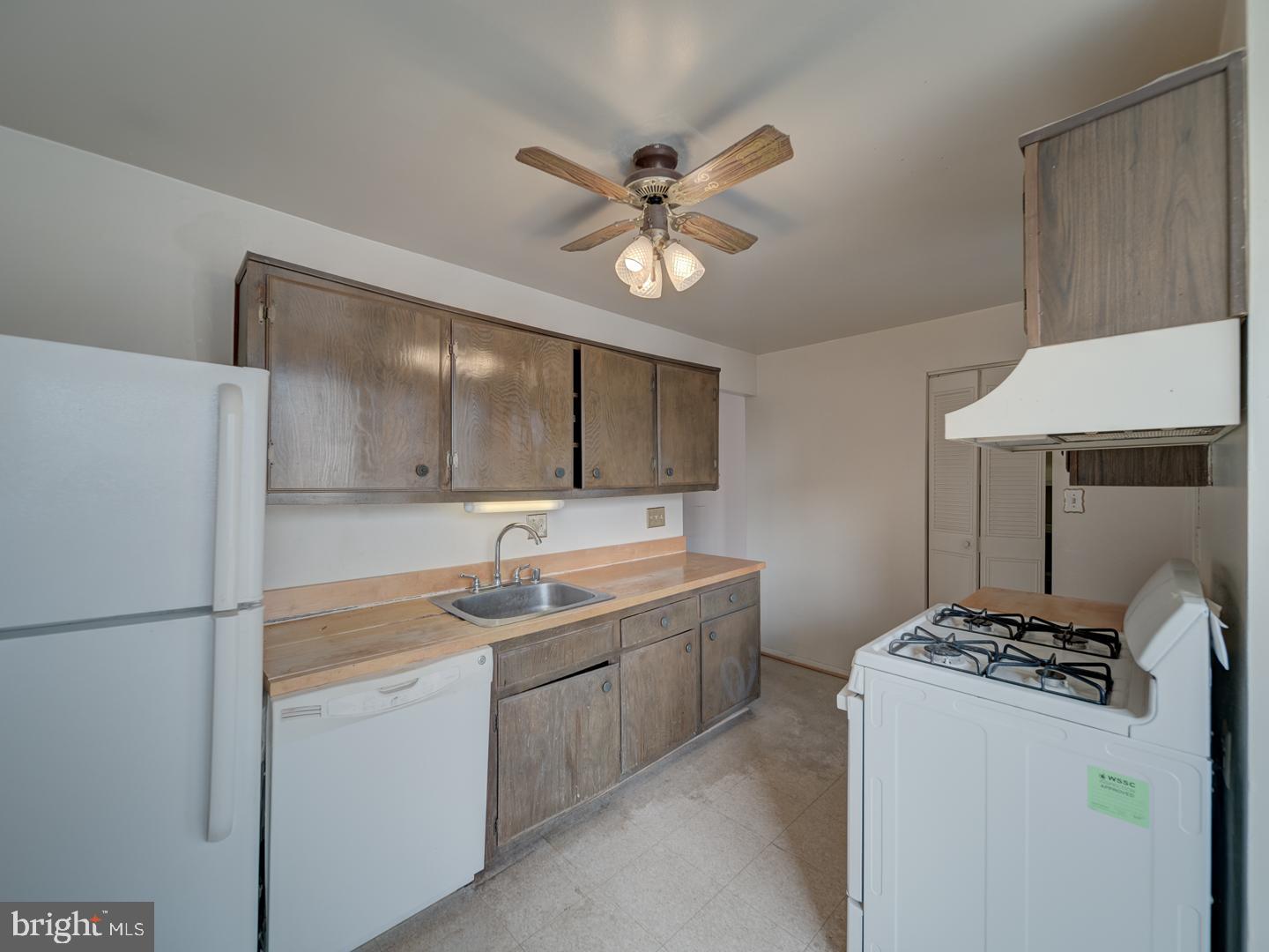HUNTLEY SQUARE CONDOMINIUMS - Residential