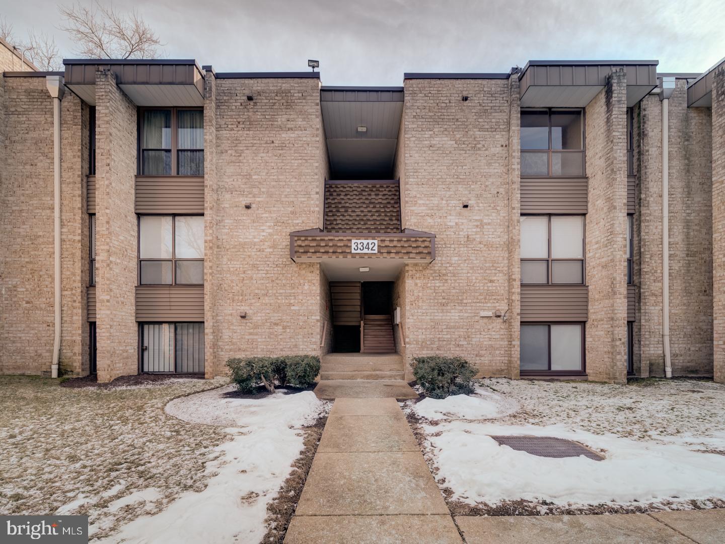 HUNTLEY SQUARE CONDOMINIUMS - Residential
