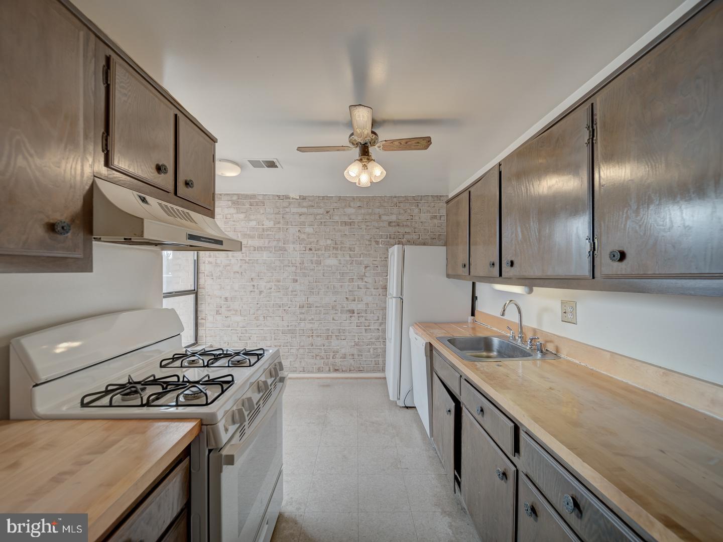 HUNTLEY SQUARE CONDOMINIUMS - Residential