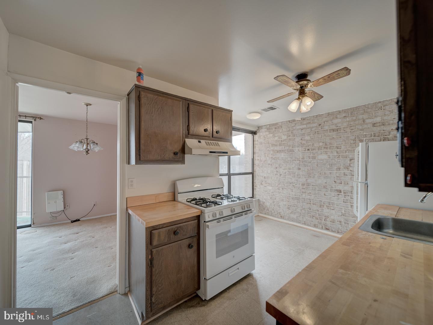 HUNTLEY SQUARE CONDOMINIUMS - Residential