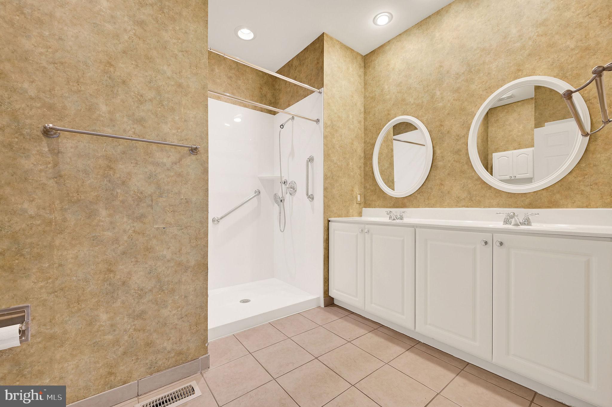 LAKESHORE VILLAGE - Residential