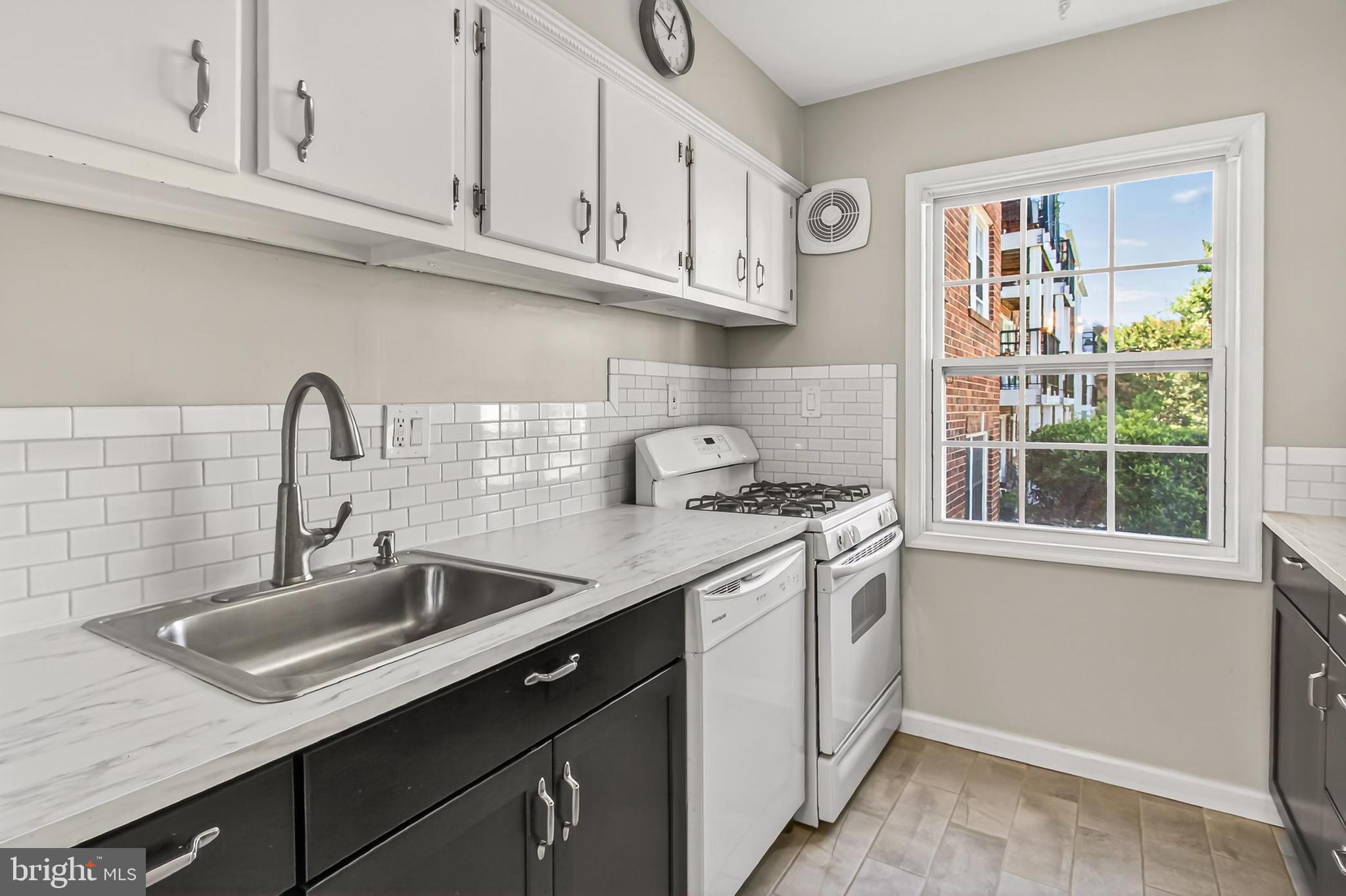 FOXCROFT COLONY CONDOS - Residential