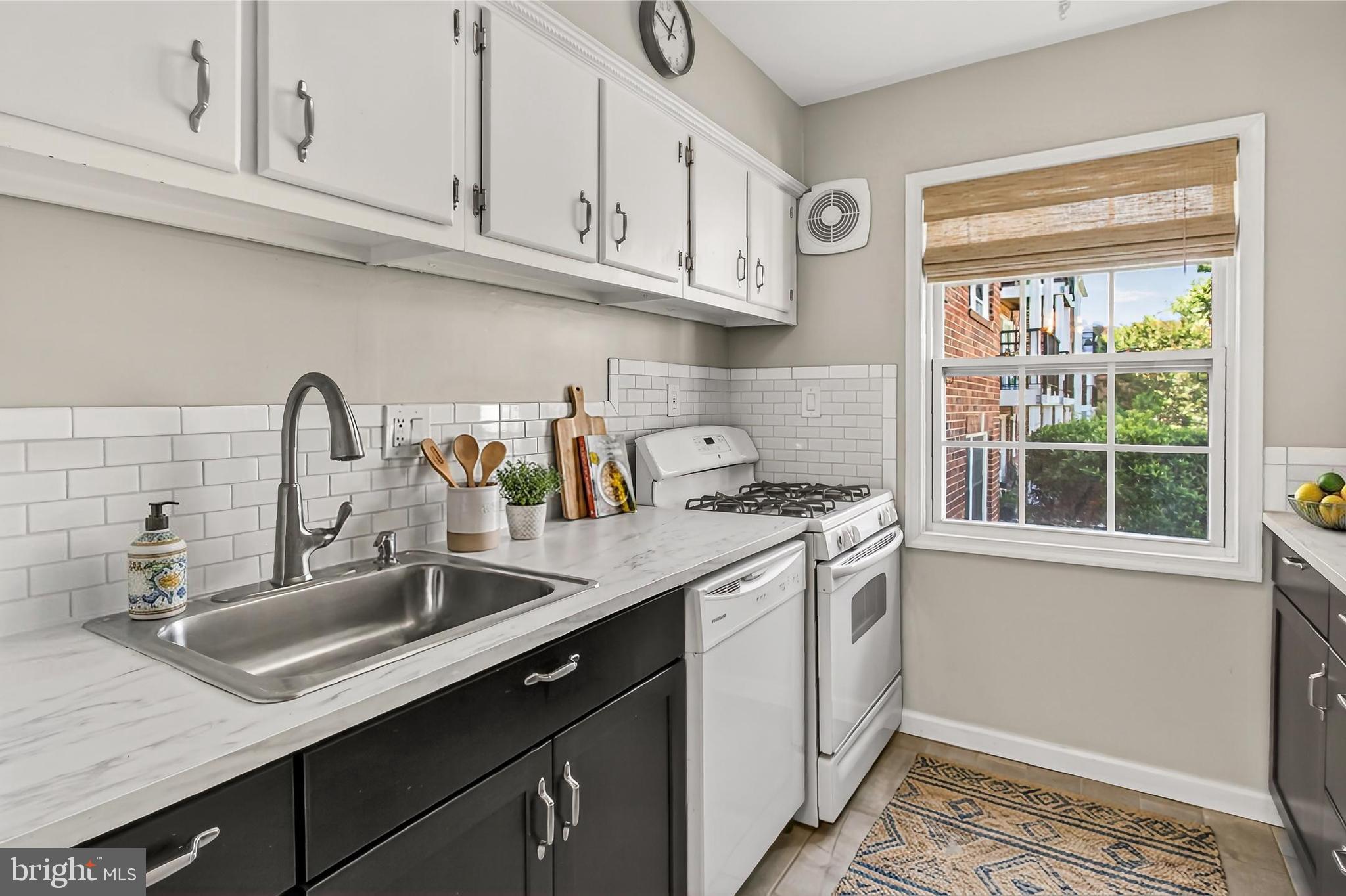 FOXCROFT COLONY CONDOS - Residential