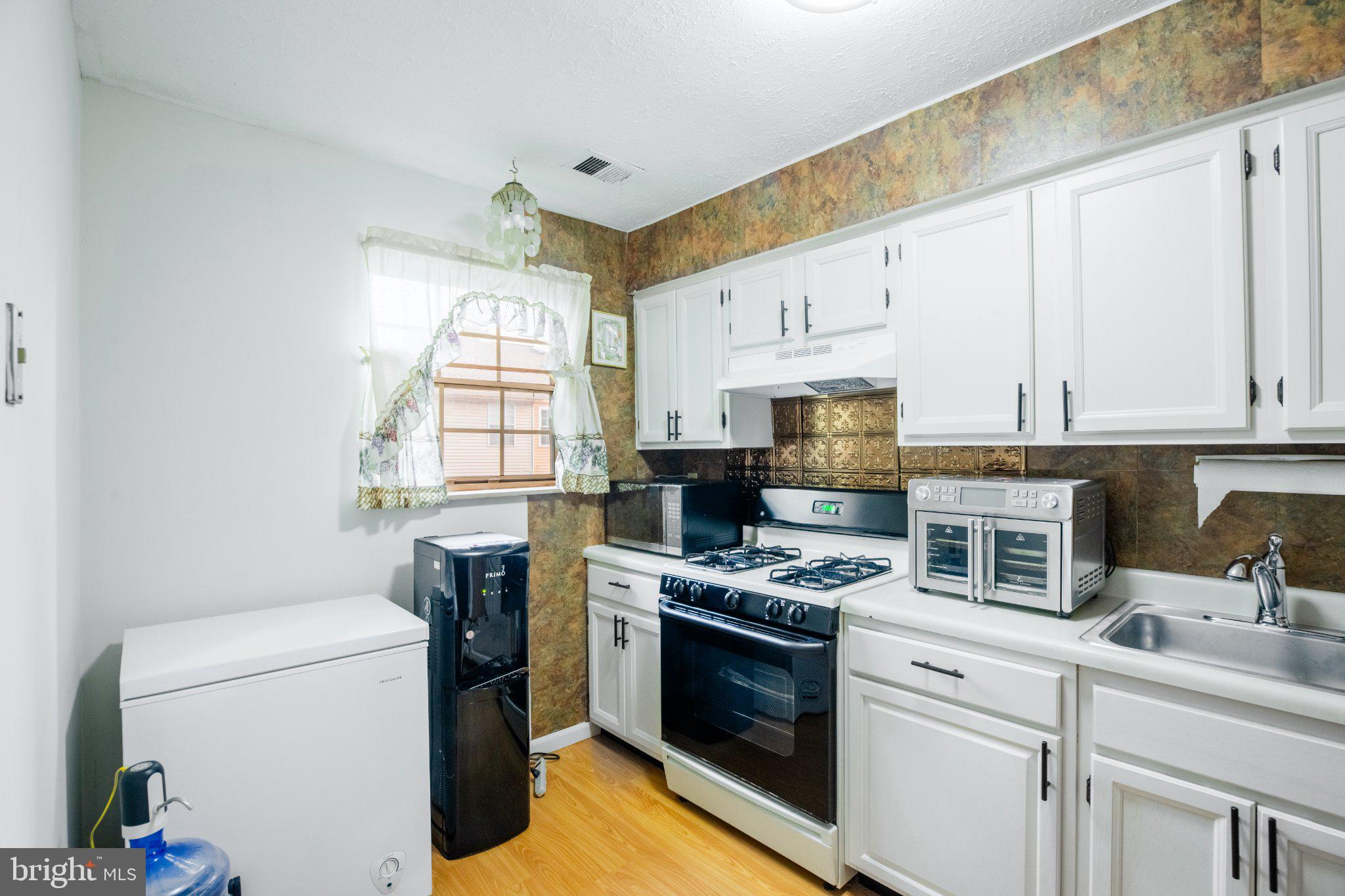 PICKWICK VILLAGE - Residential