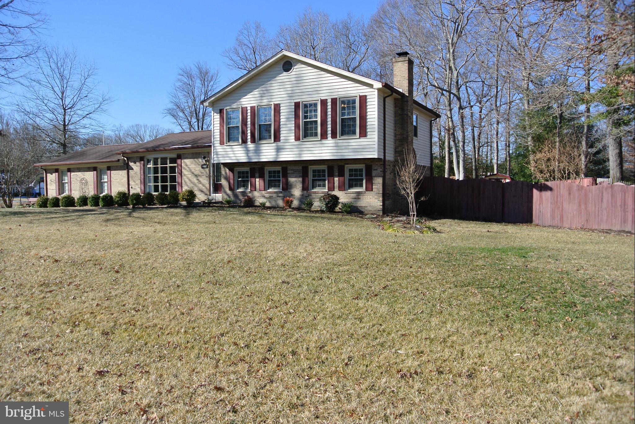 Immaculate Split Level in sought after Clark's Run Subdivision.  Huge Fenced Back Yard.  Move In Ready. Close to schools and shopping. Eligible for 100% Financing.  Great commuting location.