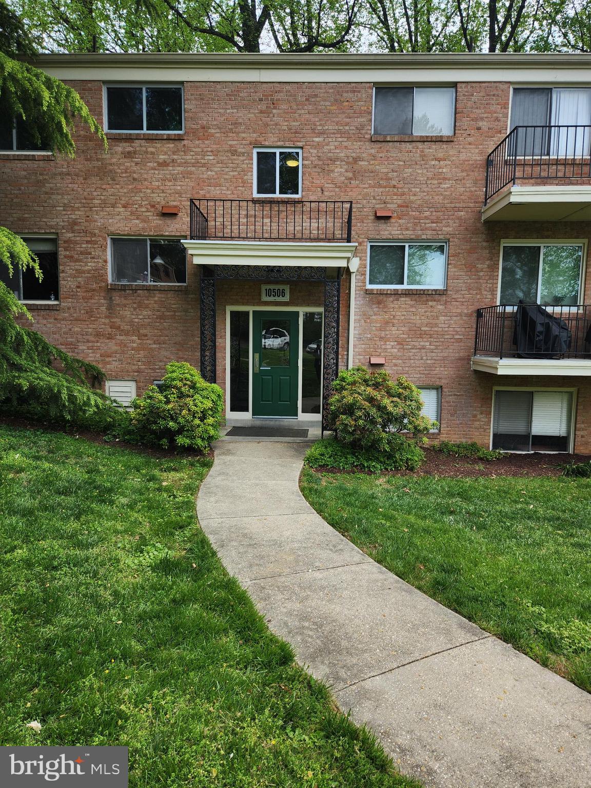 BIG 1 BR 1 BT CONDO ON 2ND FLOOR . NEW KITCHEN CABINET, NEW COUNTER TOPS , NEW KITCHEN FLOOR. CLEAN AND WELL MAINTAINED. CONDO FEE INCLUDES  ELECTRIC, COOLING, HEATING ,WATER AND PARKING.