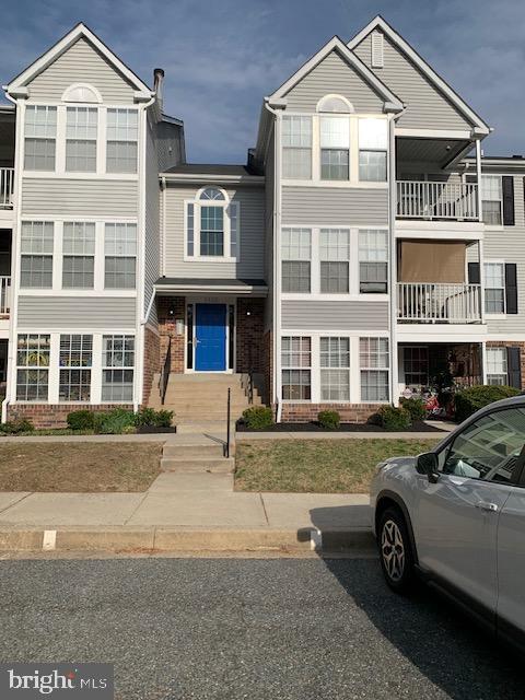 2 BR 2BA PENTHOUSE LEVEL CONDO!!FIREPLACE AND ADDITIONAL SUN ROOM TO BALCONY. THIS UNIT BACKS TO TREES FOR ADDED PRIVACY. SPACIOUS MASTER BR WITH FULL BATH AND WALK-IN CLOSET.