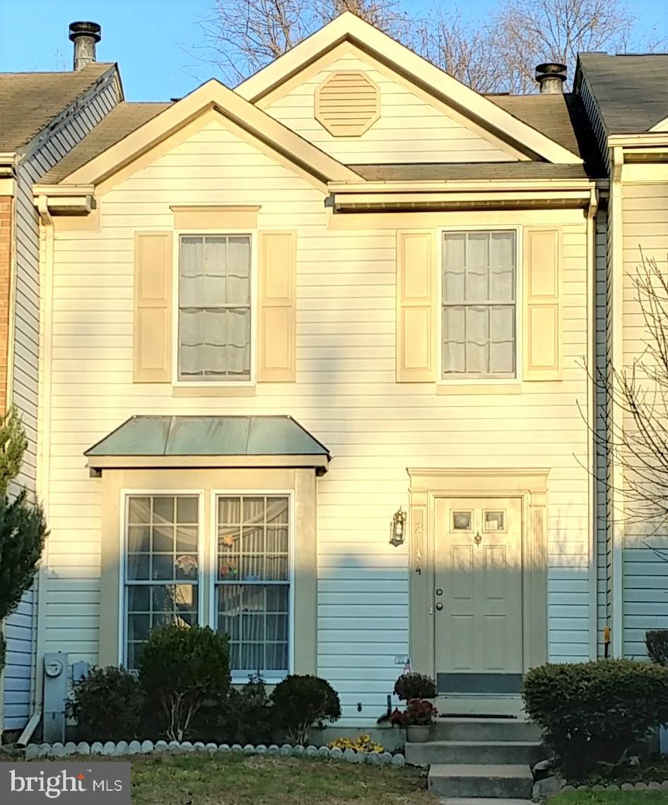 LOVELY 3 BR TOWNHOUSE BACKS TO WOODS**NOW HAD BRAND NEW FLOORING JUST INSTALLED THROUGHOUT--LOOKS TERRIFIC**CONVENIENT LOCATION & FANTASTIC COMMUNITY AMENITIES**PREFER NO SMOKING & NO PETS, WILL CONSIDER CASE BY CASE THOUGH**